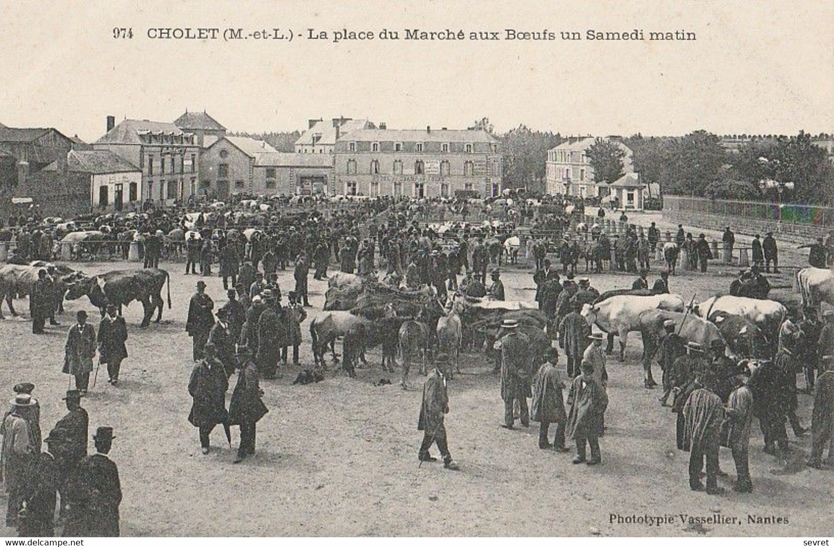 CHOLET. - La Place Du Marché Aux Boeufs Un Samedi Matin - Cholet