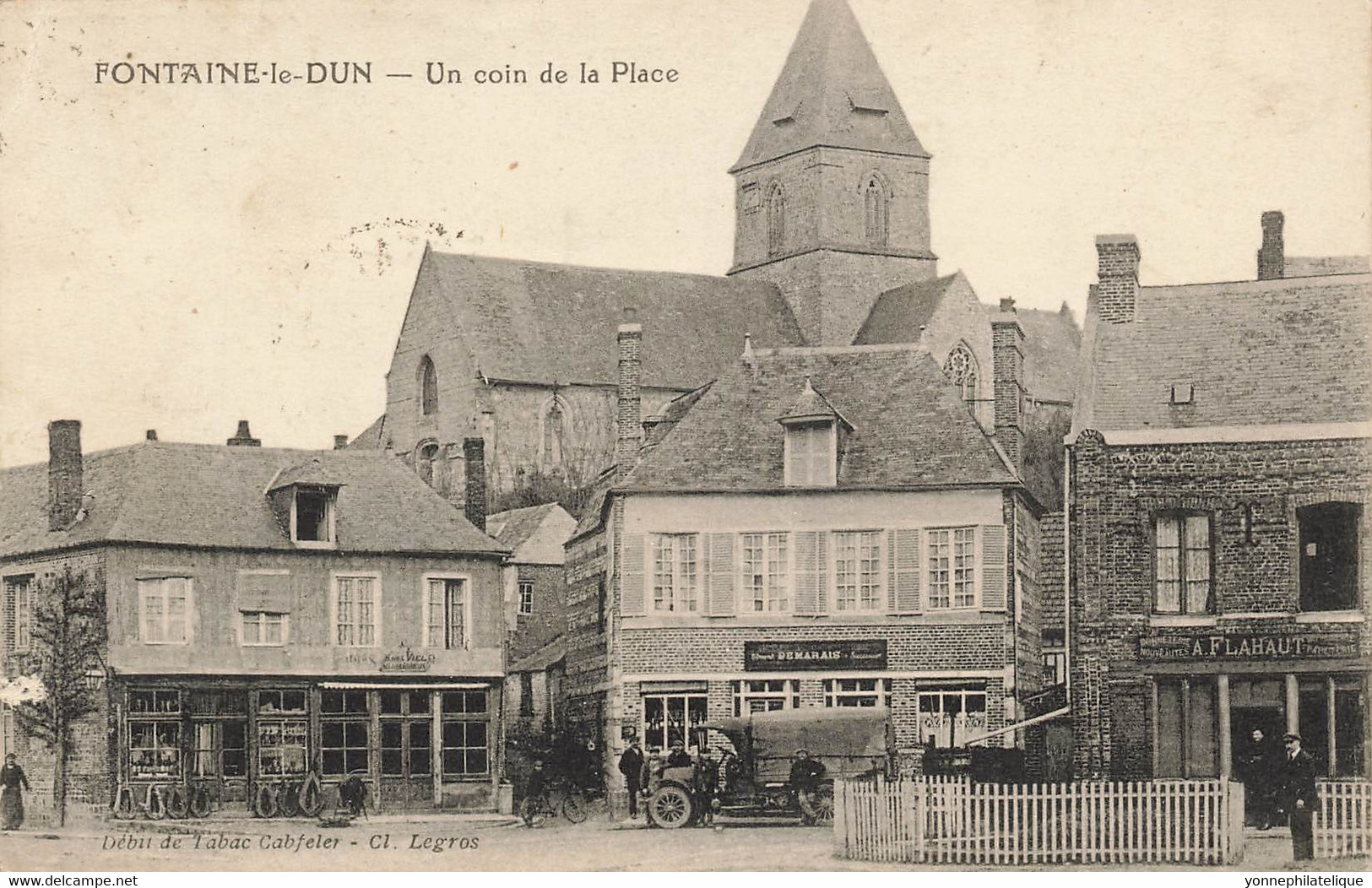 76 - SEINE MARITIME - FONTAINE-LE-DUN -Place- Maisons Demarais, Flahaut(papeterie) Viel(bourrelier) - Superbe - 10428 - Fontaine Le Dun