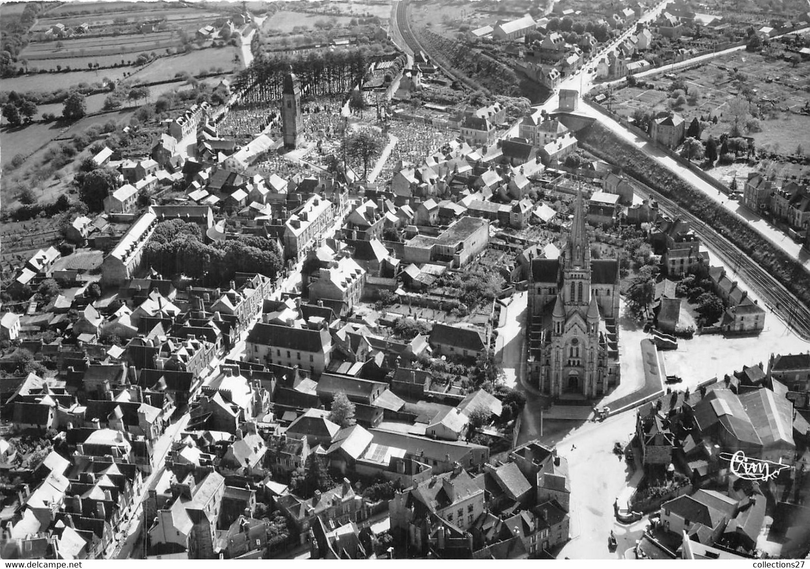 35-VITRE- VUE AERIENNE EGLISE ST-MARTIN ET LA VIEILLE TOUR ST-MARTIN - Vitre