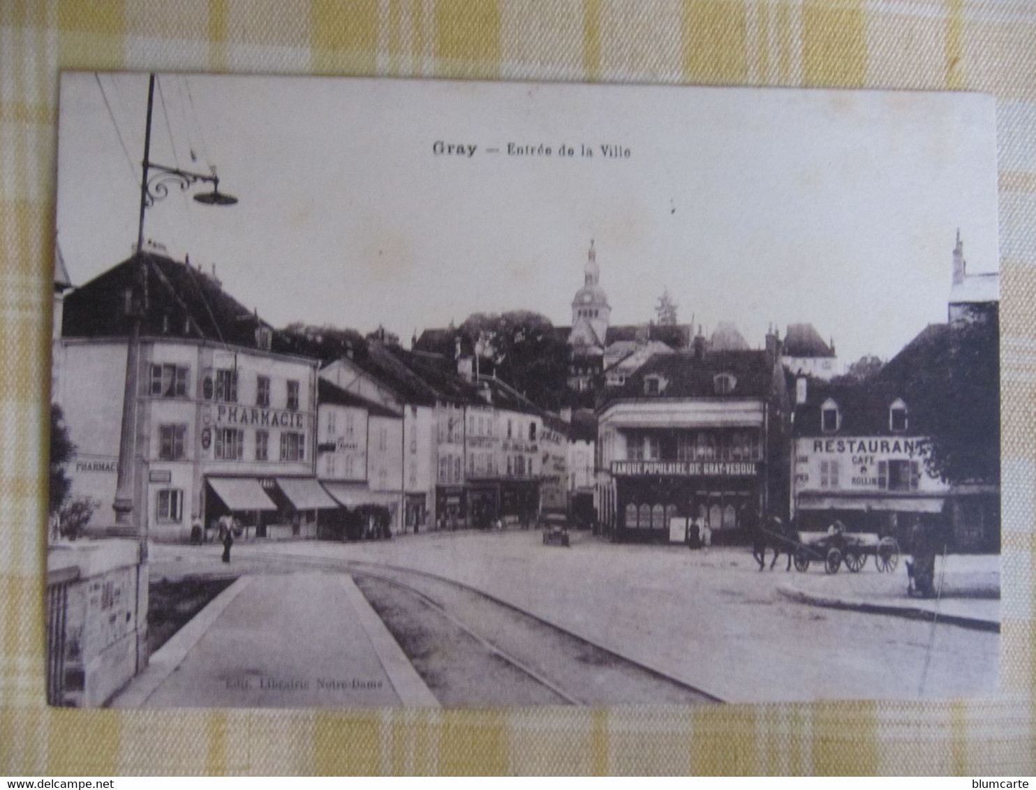 CPA  - GRAY - ENTREE DE LA VILLE - PHARMACIE - BANQUE POPULAIRE - RESTAURANT - Gray