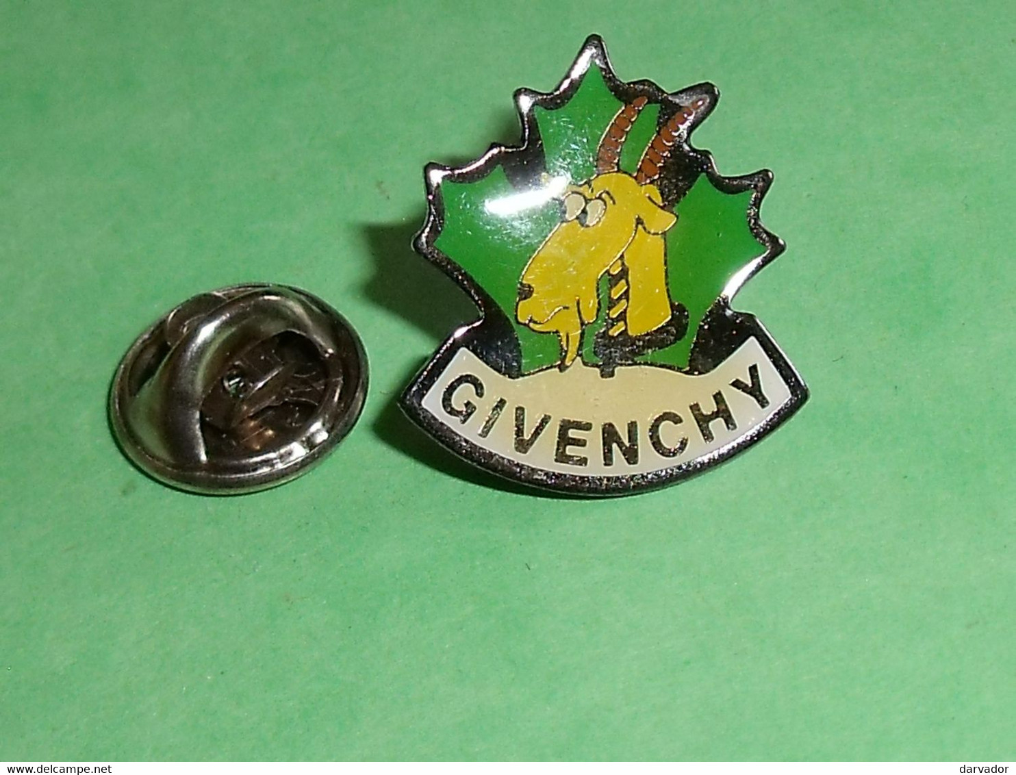 Pin's / Animaux : Chèvre , GIVENCHY   TB7Q - Tiere