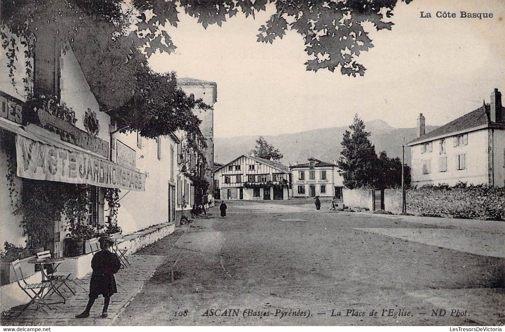 CPA - ASCAIN - Côte Basque - Animée - Place De L'église - Enfant Posant Devant Une Boutique - Ascain