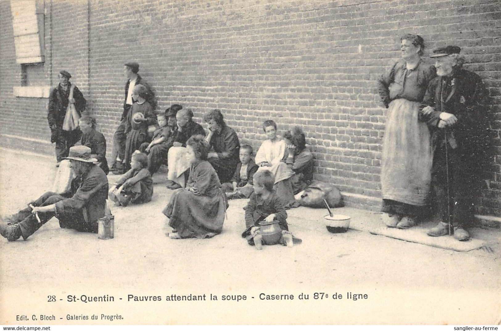 CPA 02 SAINT QUENTIN PAUVRES ATTENDANT LA SOUPE CASERNE DU 87e DE LIGNE (mendiant - Autres & Non Classés