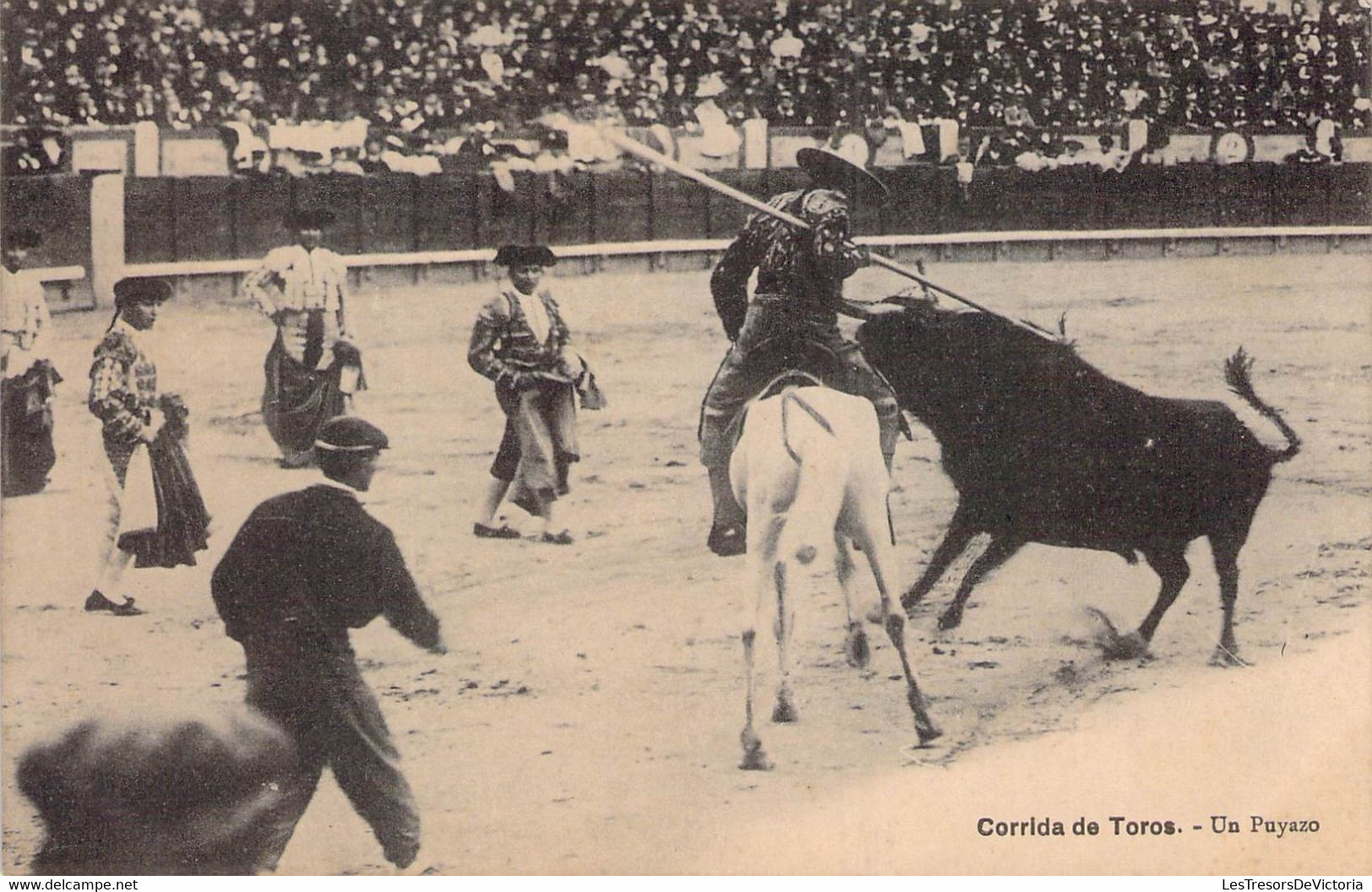 CPA - Corrida De Toros - Un Puyazo - Toreador - Arêne - Cheval - Taureau - Corrida