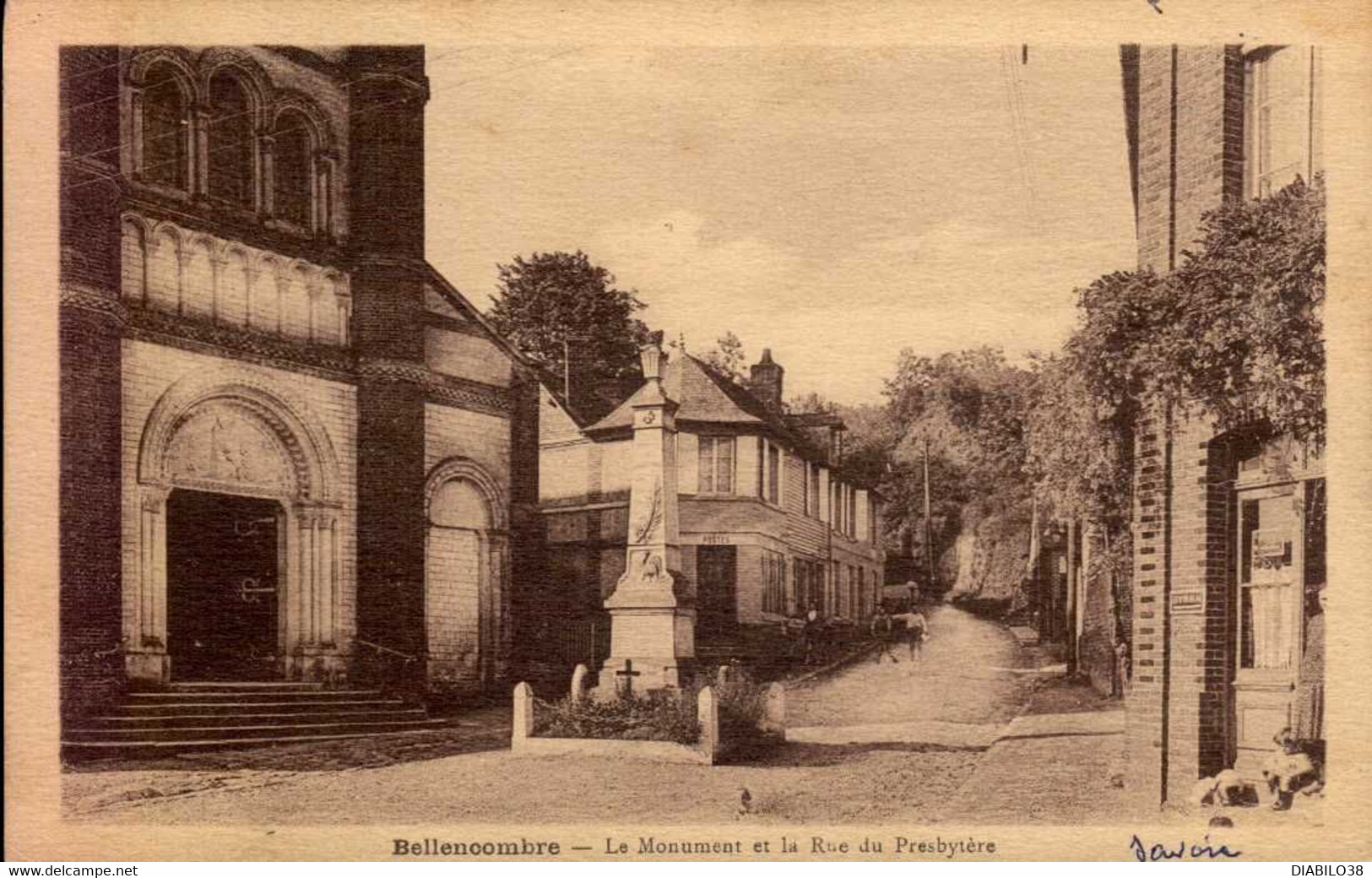 BELLENCOMBRE      ( SEINE MARITIME )   LE MONUMENT ET LA RUE DU PRESBYTERE - Bellencombre