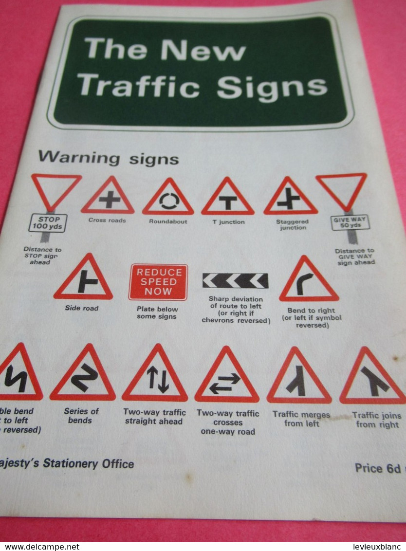 The NEW TRAFFIC SIGNS/ Her Majesty's Stationery Ministry Of Transport/ 1964           AC181 - Voitures