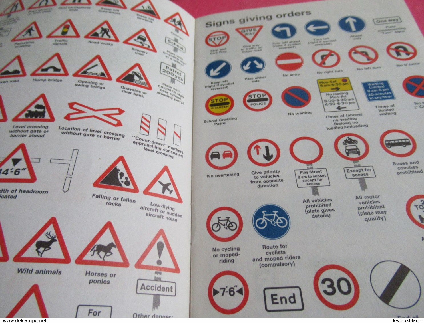 The NEW TRAFFIC SIGNS/ Her Majesty's Stationery Ministry Of Transport/ 1964           AC181 - Voitures