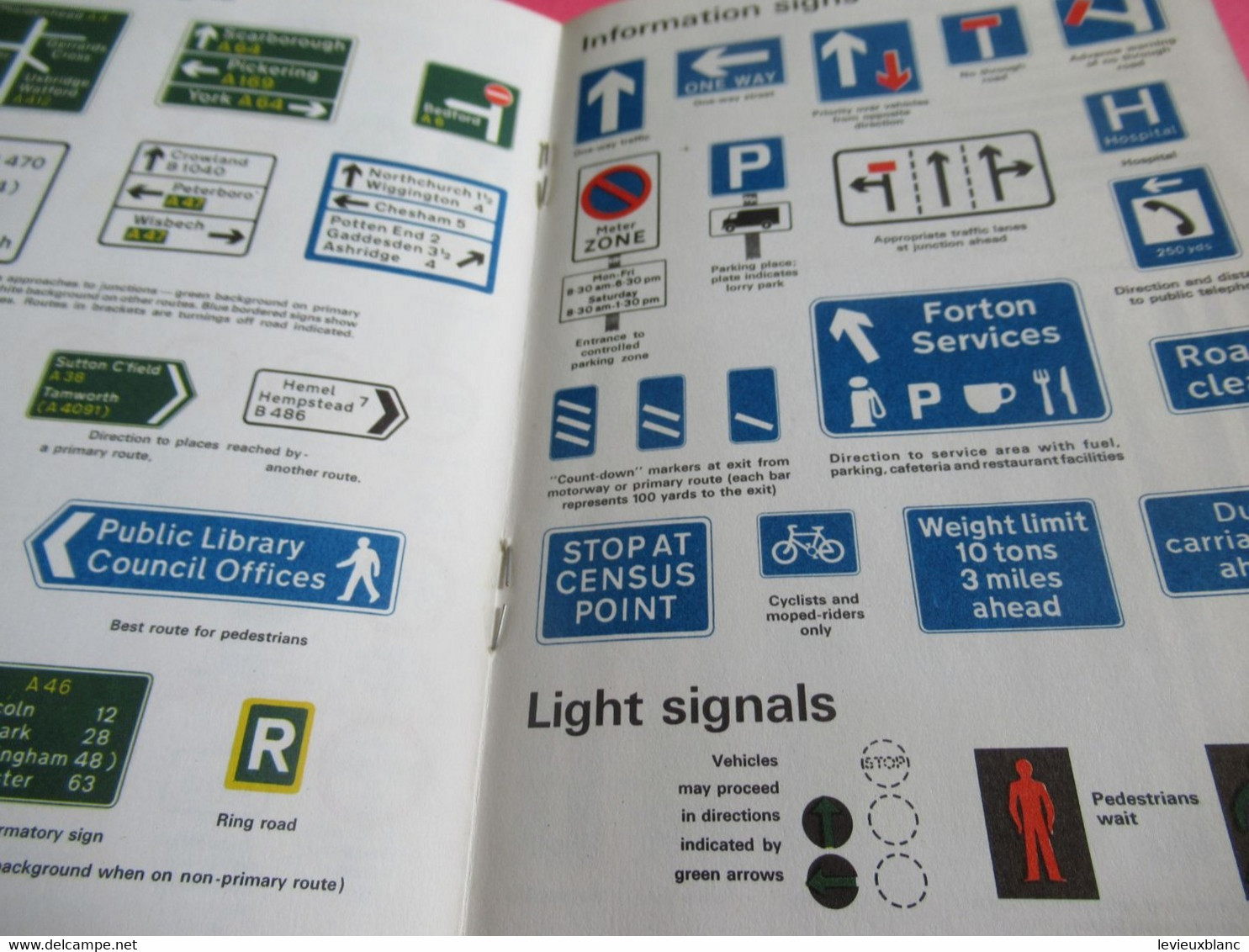 The NEW TRAFFIC SIGNS/ Her Majesty's Stationery Ministry Of Transport/ 1964           AC181 - Voitures