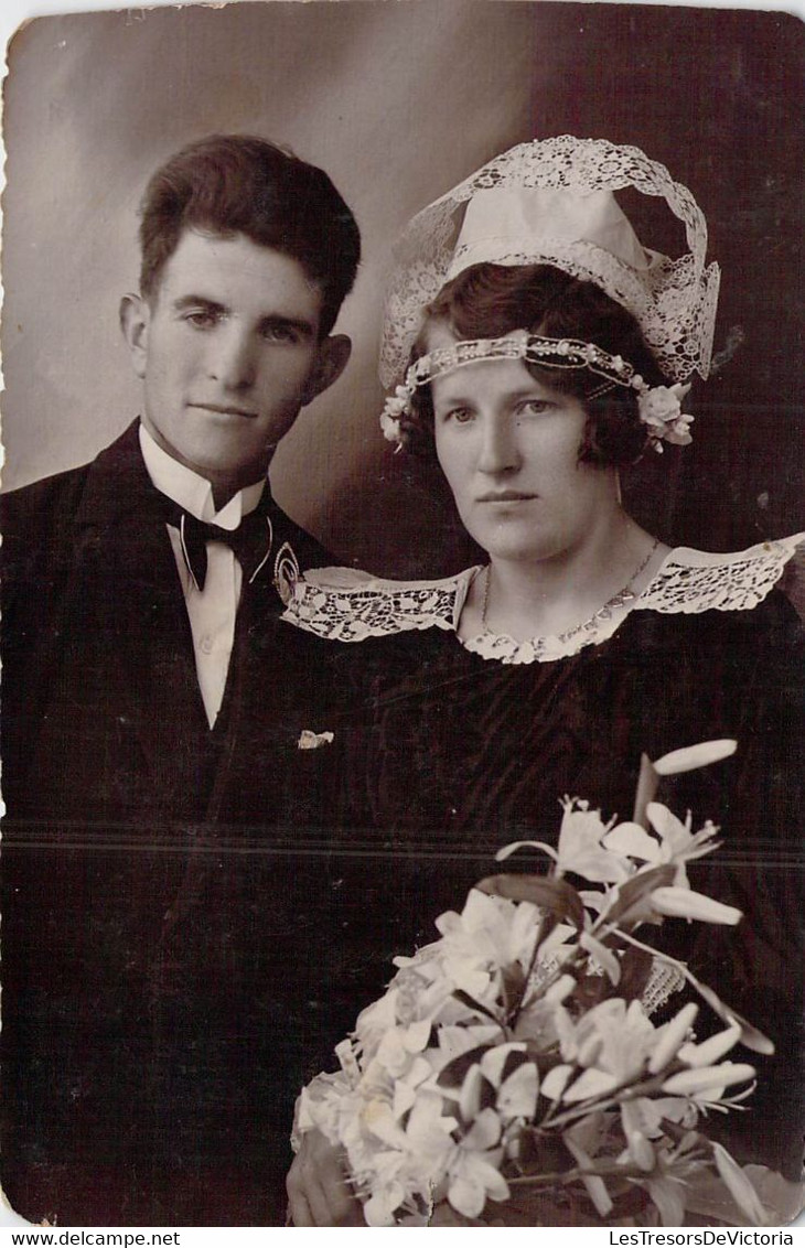 CPA Photographie - Jeunes Mariés - Homme Noeud Papillon - Femme Coiffe En Dentelle - Huwelijken