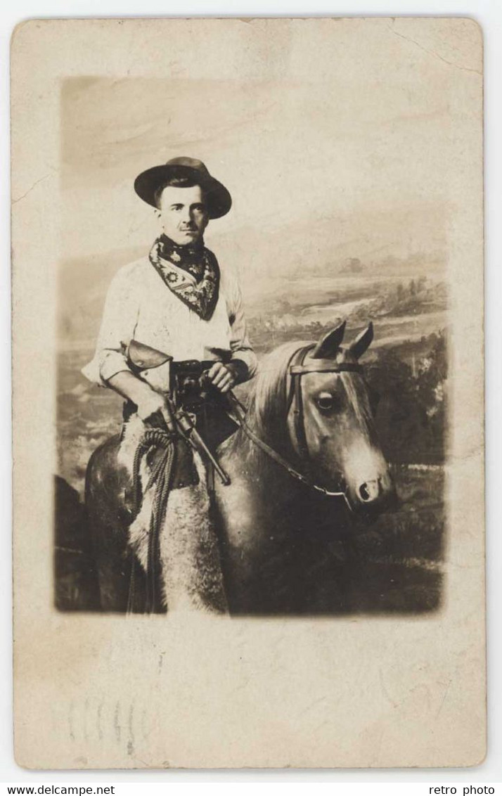 Cpa Carte-photo Homme Sur Cheval, Cowboy (prise En Studio, Ou Fête Foraine), Postée De Saint-Louis, Missouri, Vers Nice - Autres & Non Classés