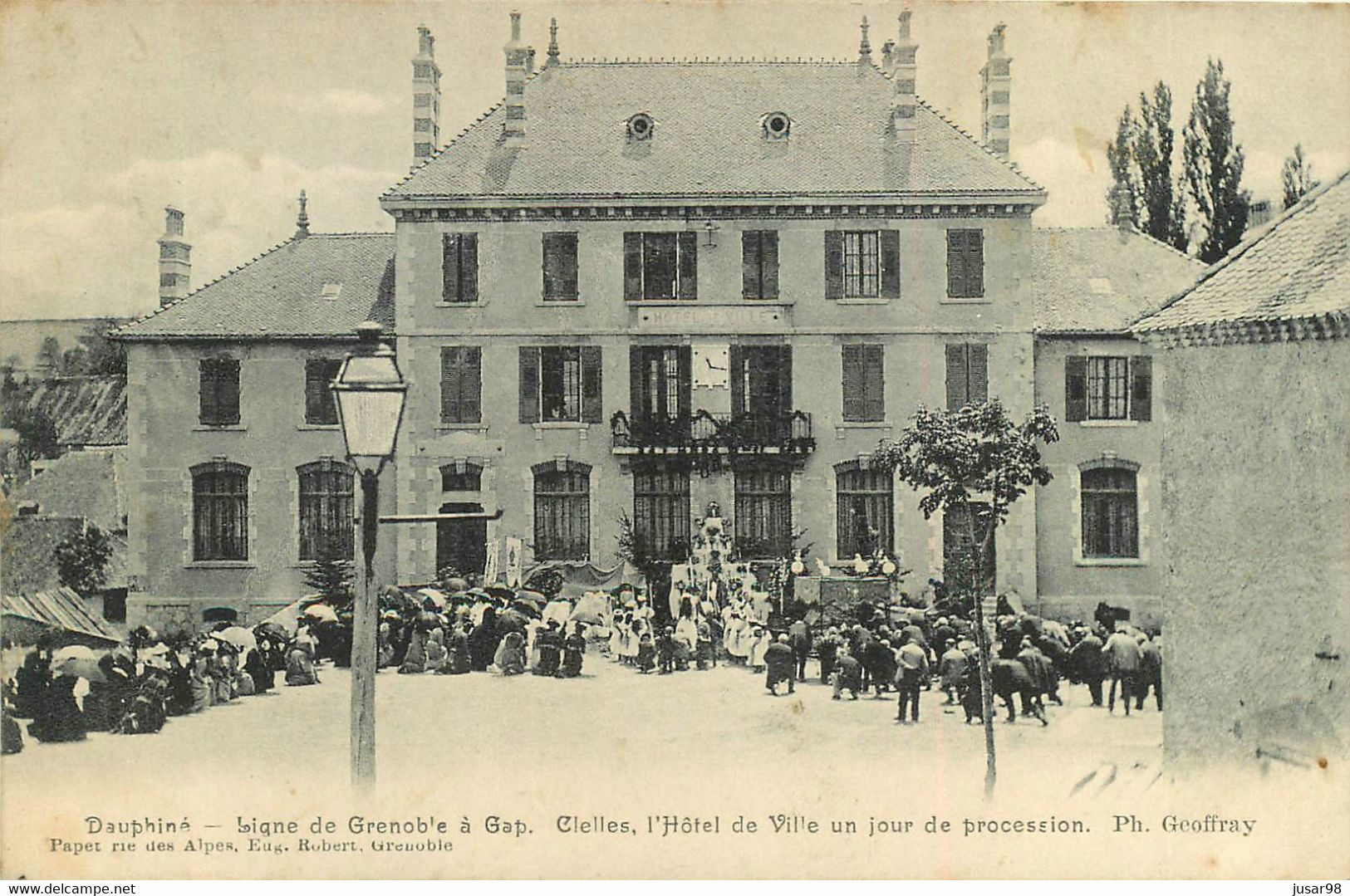 020722 ISERE 38 CLELLES L'hotel De Ville Un Jour De Procession Animee - Clelles