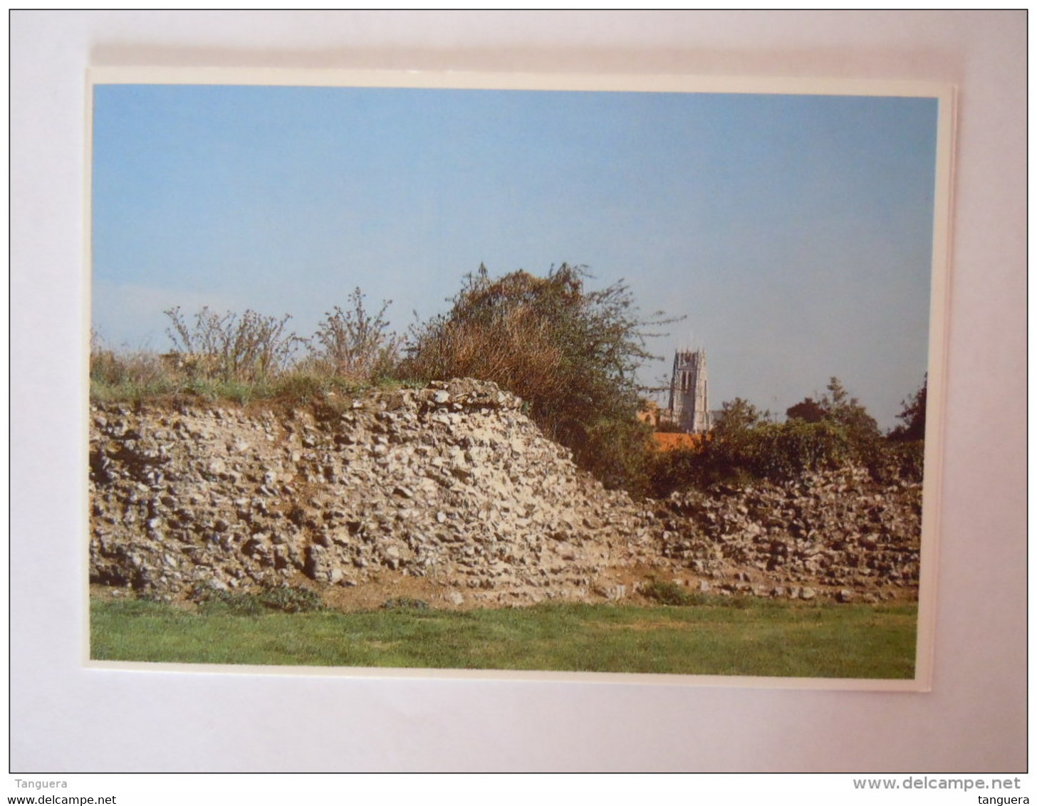 Tongeren: Romeinse Omwalling En O..-L.-V.-basiliek Foto: O. Pauwels WENSKAART - Tongeren