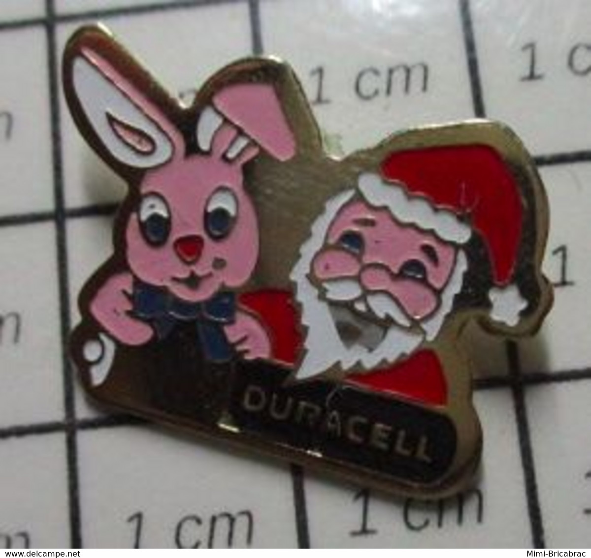 3119 Pin's Pins / Beau Et Rare / THEME : NOEL / PERE NOEL ET LAPIN ROSE DURACELL - Noël