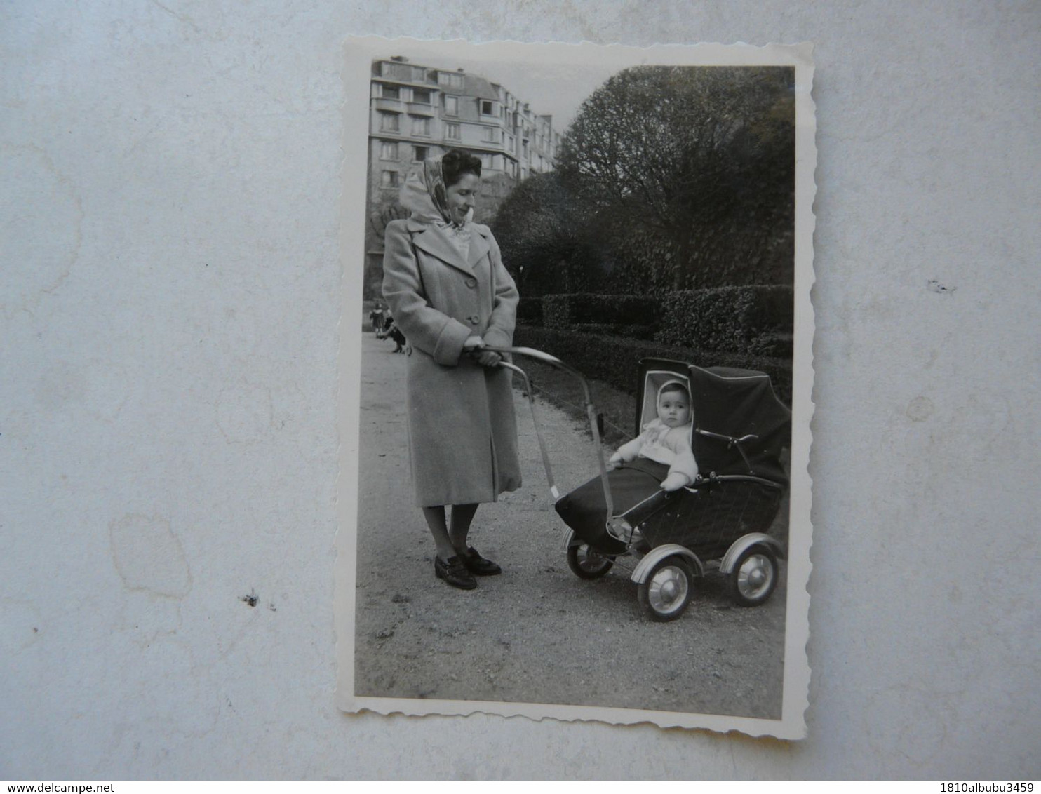 PHOTO ANCIENNE ( 6 X 9 Cm) - SCENE ANIMEE : Enfant Dans Un Landau - Autres & Non Classés