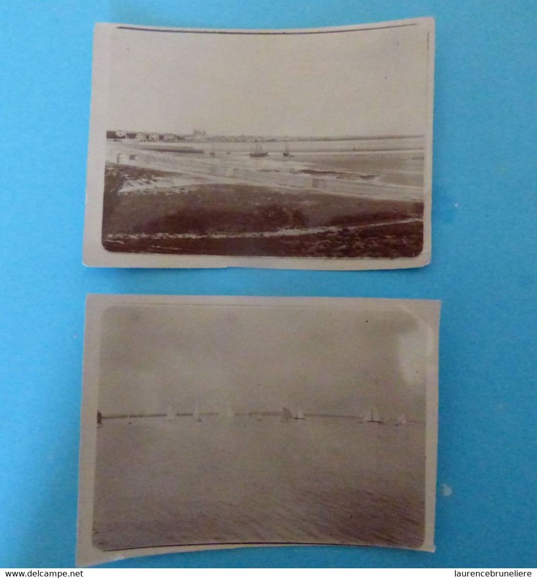 44  LE POULIGUEN - 2 PHOTOGRAPHIES  (VOILIERS AU LARGE  ET ENTREE DU PORT A MAREE BASSE) - ANNEE 1910 ENVIRON - Places