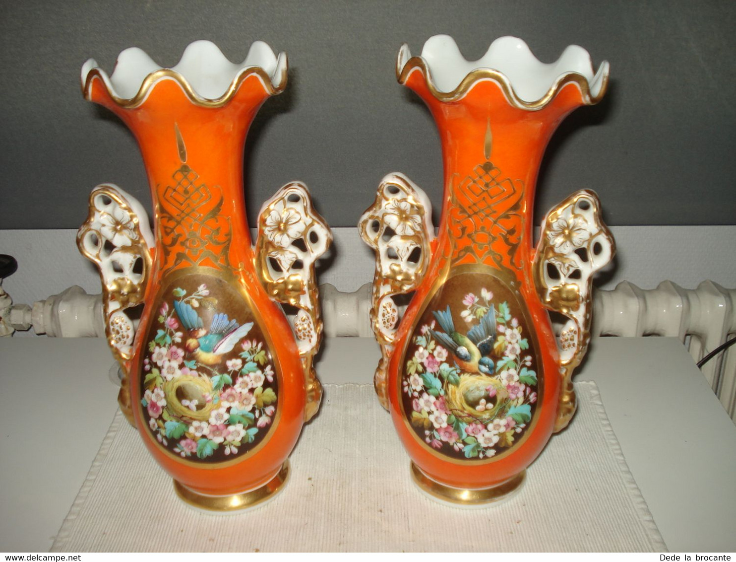 O2 / RARE Paire De Vases Orange Décor Floral Porcelaine Faïence Vieux Bruxelles - Autres & Non Classés