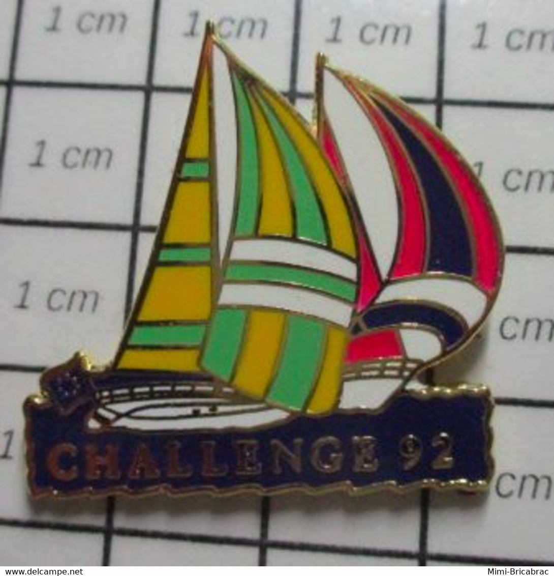 1416C Pin's Pins / Beau Et Rare / THEME : SPORTS / VOILE VOILIER REGATE CHALLENGE 92 Par CHALLENGE OLERON - Vela