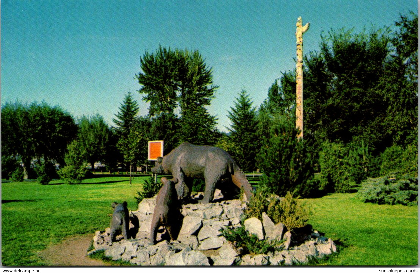 Canada Kelowna Civic Park Bear Statue - Kelowna