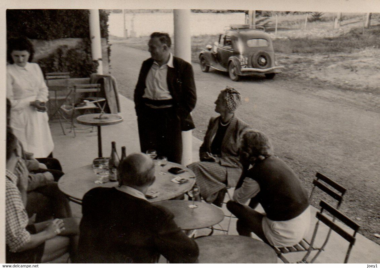 Photo Famille Au Bar Avec Voiture ... Format 6/9 - Orte