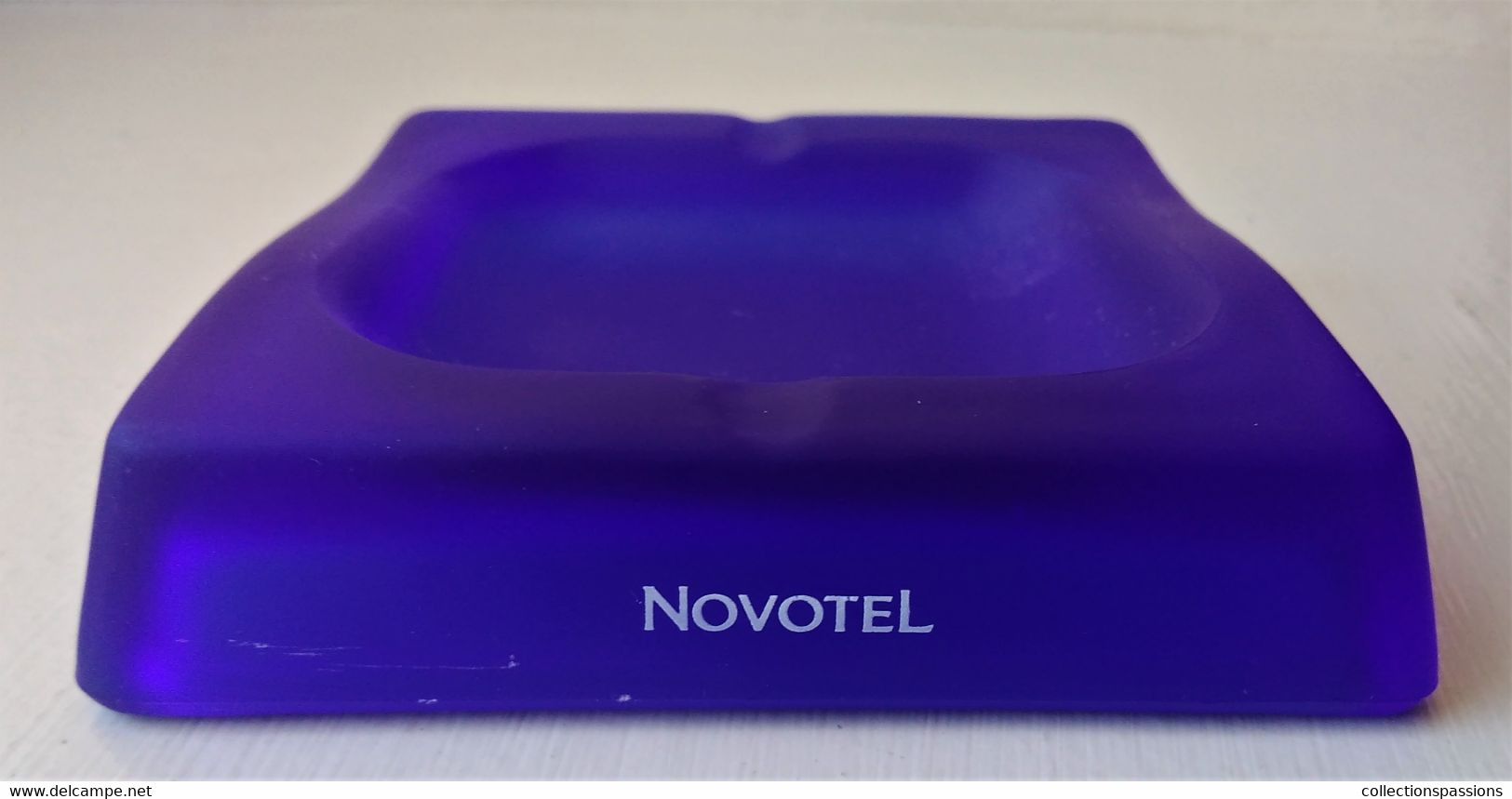 Ancien Cendrier.  " NOVOTEL " - - Ashtrays