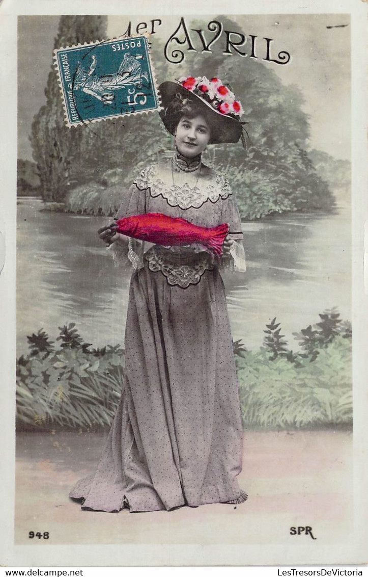 CPA  - FANTAISIE - 1ER AVRIL - FEMME EN ROBE ET CHAPEAU DE FLEURS TIENT UN POISSON ROUGE - POISSON - 948 - COLORISEE - Erster April