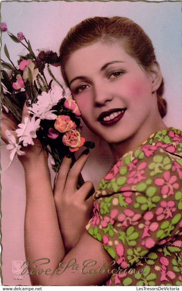 CPA  - FANTAISIE - SAINTE CATHERINE - FEMME AVEC BOUQUET DE FLEURS - SOURIRE - COLORISEE - Sint Catharina