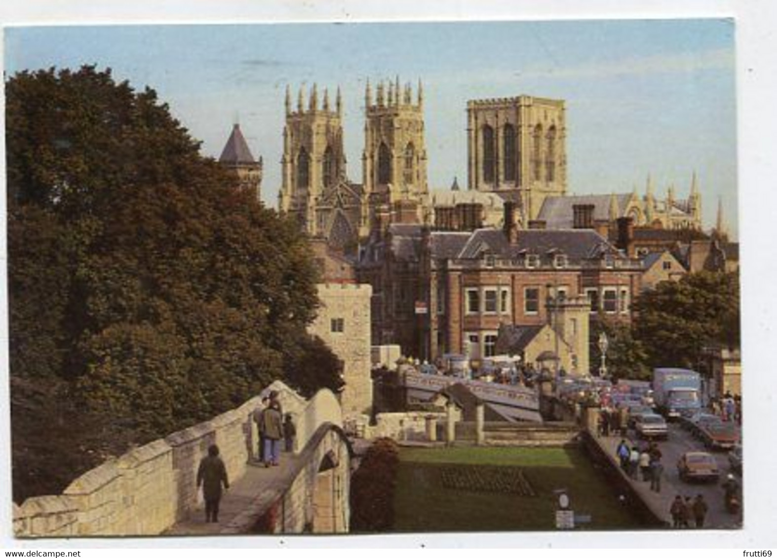 AK 065756 ENGLAND - York - The Minster From The City Walls - York