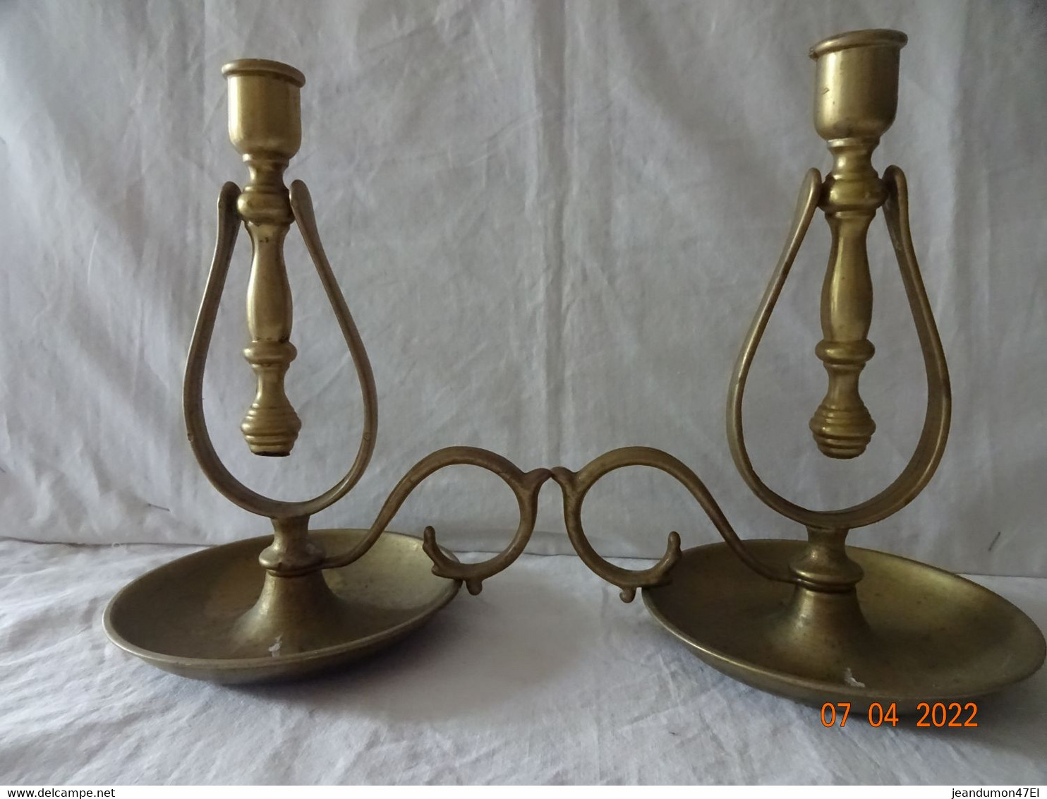 LOT DE 2 BOUGEOIRS PENDULAIRES ANTIROULIS EN LAITON - 965 Grs - Hauteur 20 Cms. - Kronleuchter, Kandelaber & Kerzenhalter