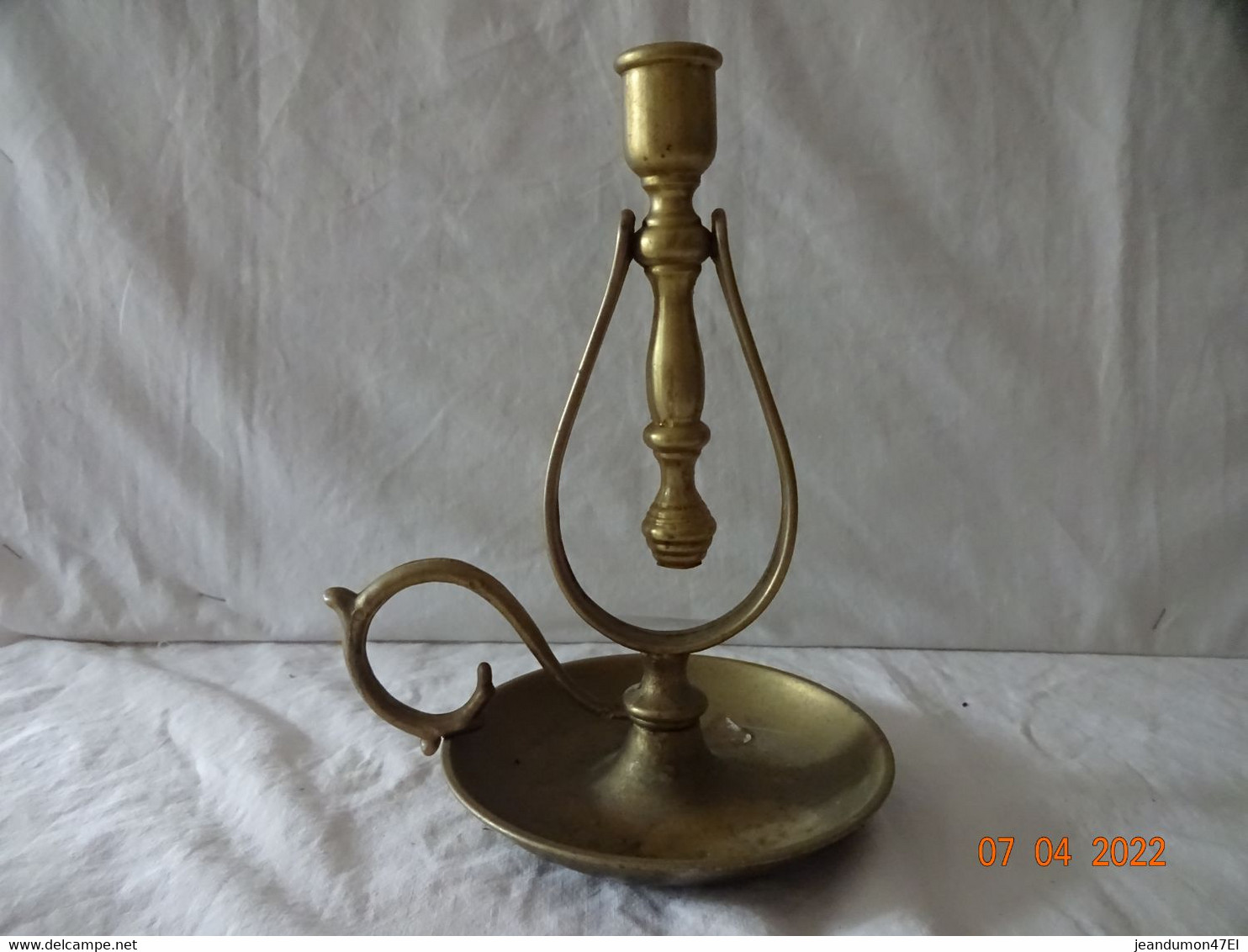 LOT DE 2 BOUGEOIRS PENDULAIRES ANTIROULIS EN LAITON - 965 Grs - Hauteur 20 Cms. - Chandeliers, Candelabras & Candleholders