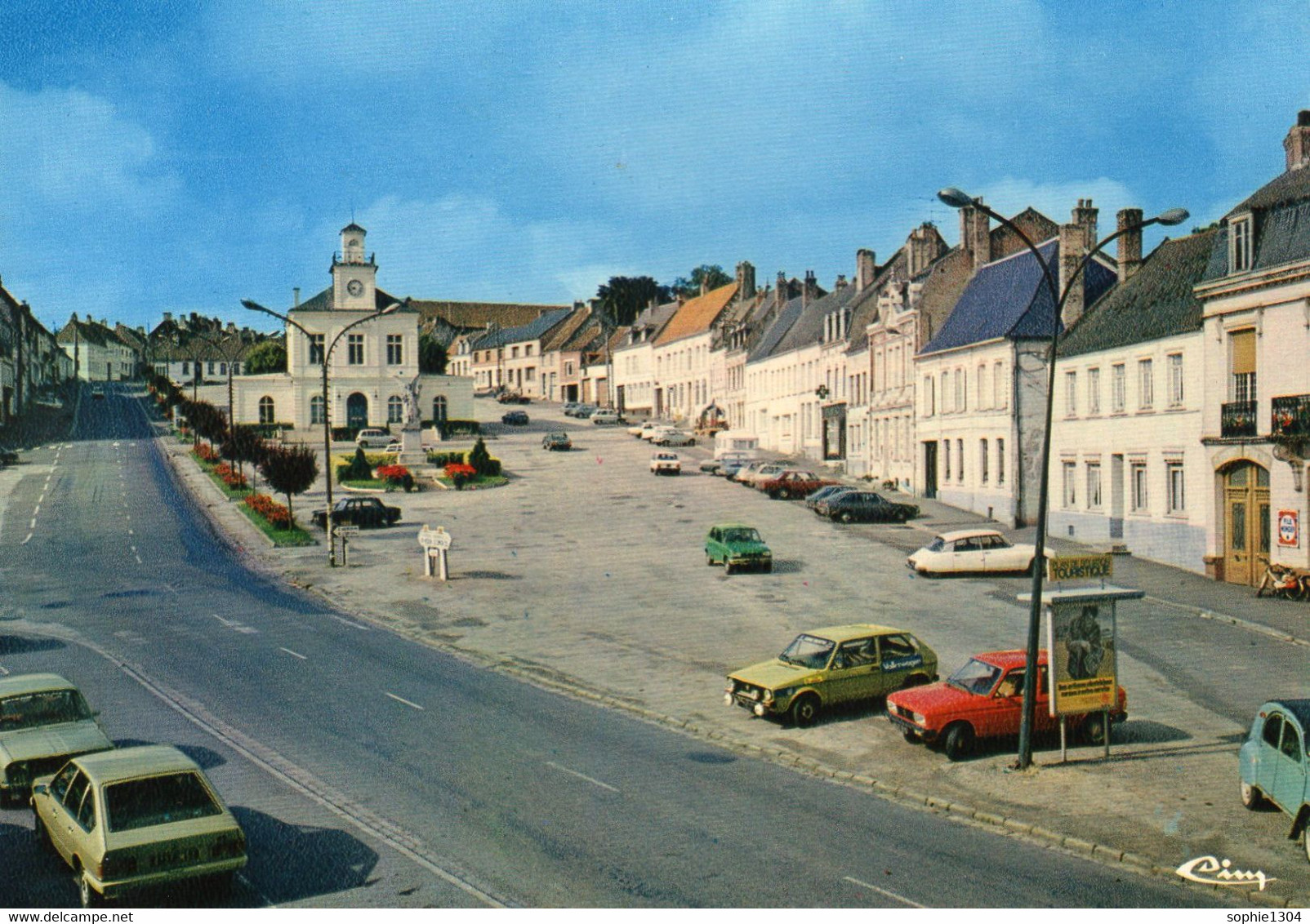 FRUGES - La Grand'Place - ( Veilles Voitures Citroën DS -2CV - Renault 5 - 104 - Golf Wolvagen ....) - Fruges