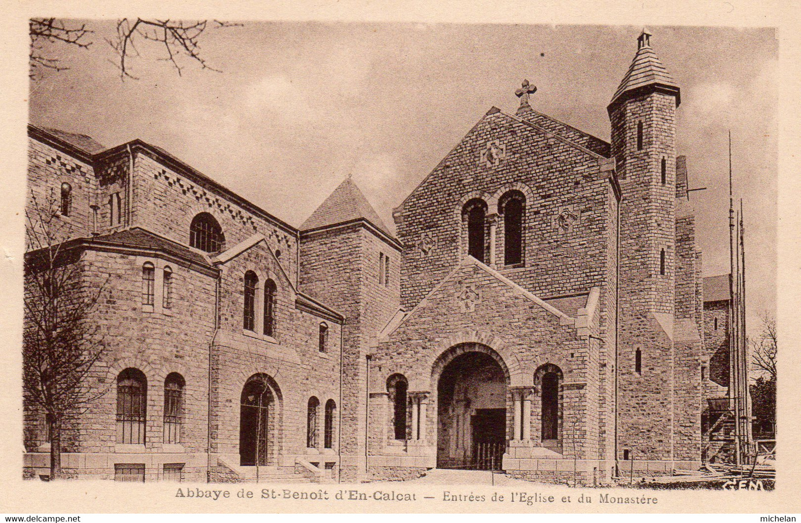 CPA   81   ABBAYE DE ST-BENOIT-D'EN-CALCAT---ENTREE DE L'EGLISE ET DU MONASTERE - Dourgne