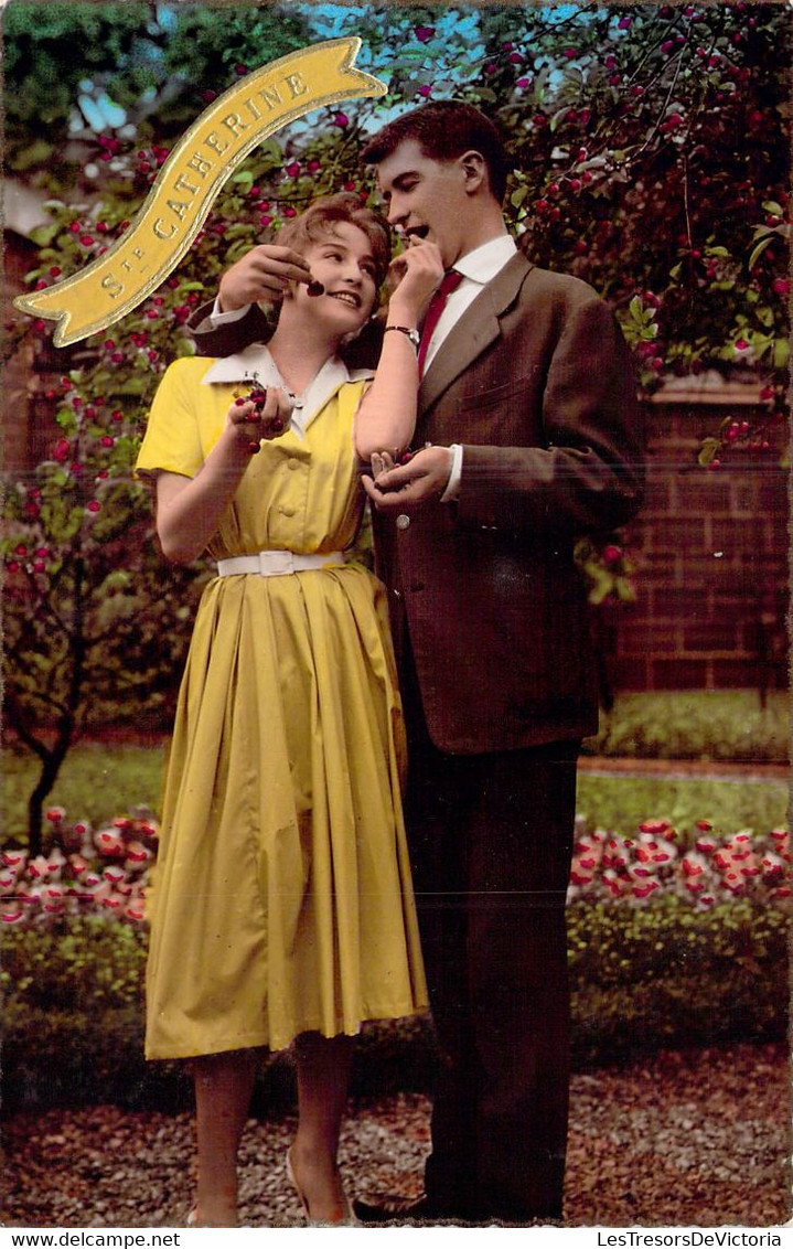 CPA - Sainte Catherine - Jeune Couple Amoureux Mangent Des Cerises Les Yeux Dans Les Yeux Dans Le Jardin - Santa Caterina