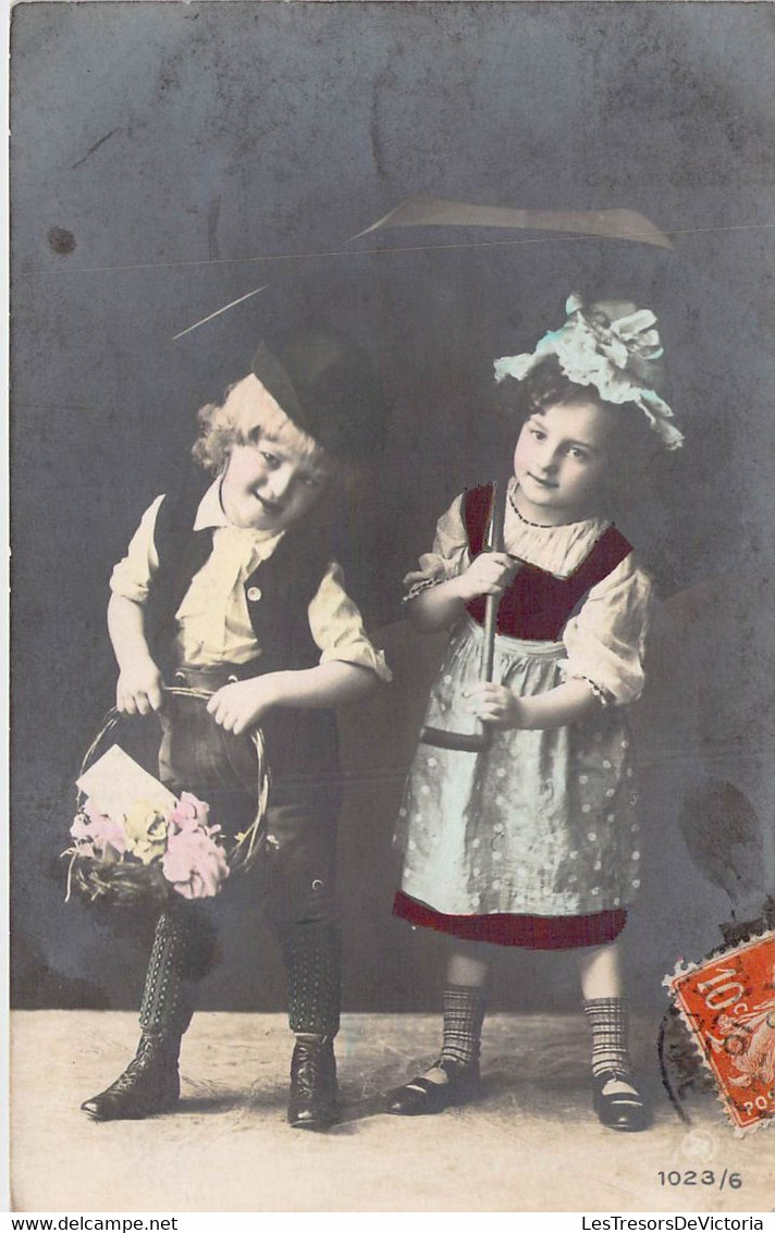 CPA Fantaisie - Colorisée - Petite Fille Avec Un Parapluie Et Un Chapeau Avec Son Frère Qui Porte Un Panier De Fleurs - Groupes D'enfants & Familles