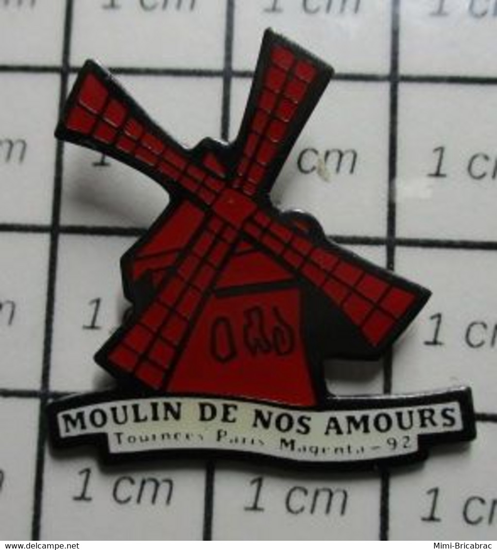 1122 Pin's Pins / Beau Et Rare / THEME : MUSIQUE / MOULIN DE NOS AMOURS MOULIN ROUGE TOURNEES PARIS MAGENTA - Musique