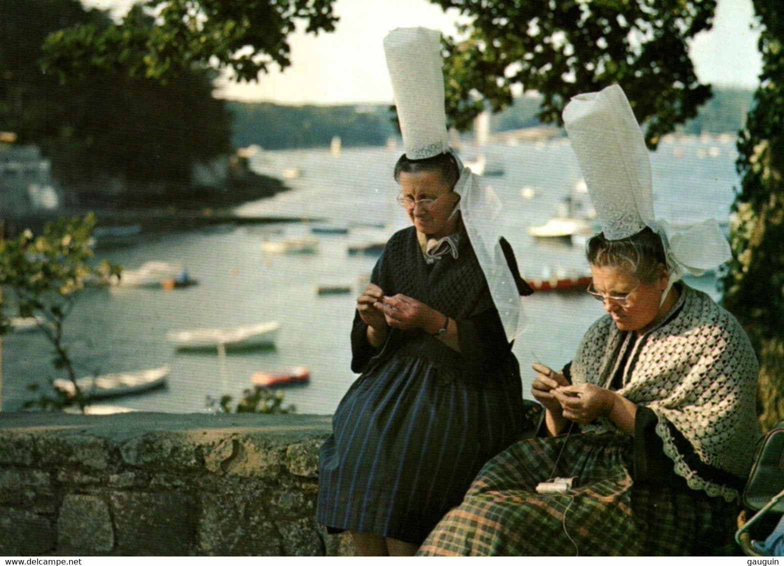 CPM - Ste MARINE - Bigoudènes Faisant De La Dentelle Au Crochet Sur Le Port ... Edition YR.Caoudal - Combrit Ste-Marine