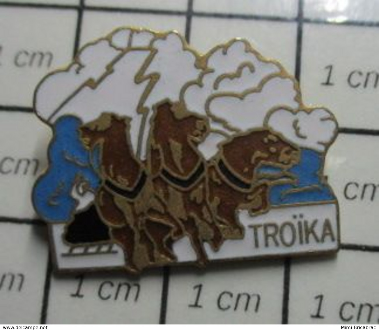 1122 Pin's Pins / Beau Et Rare / THEME : ANIMAUX / TROIS CHEVAUX ATTELES TROIKA - Musique