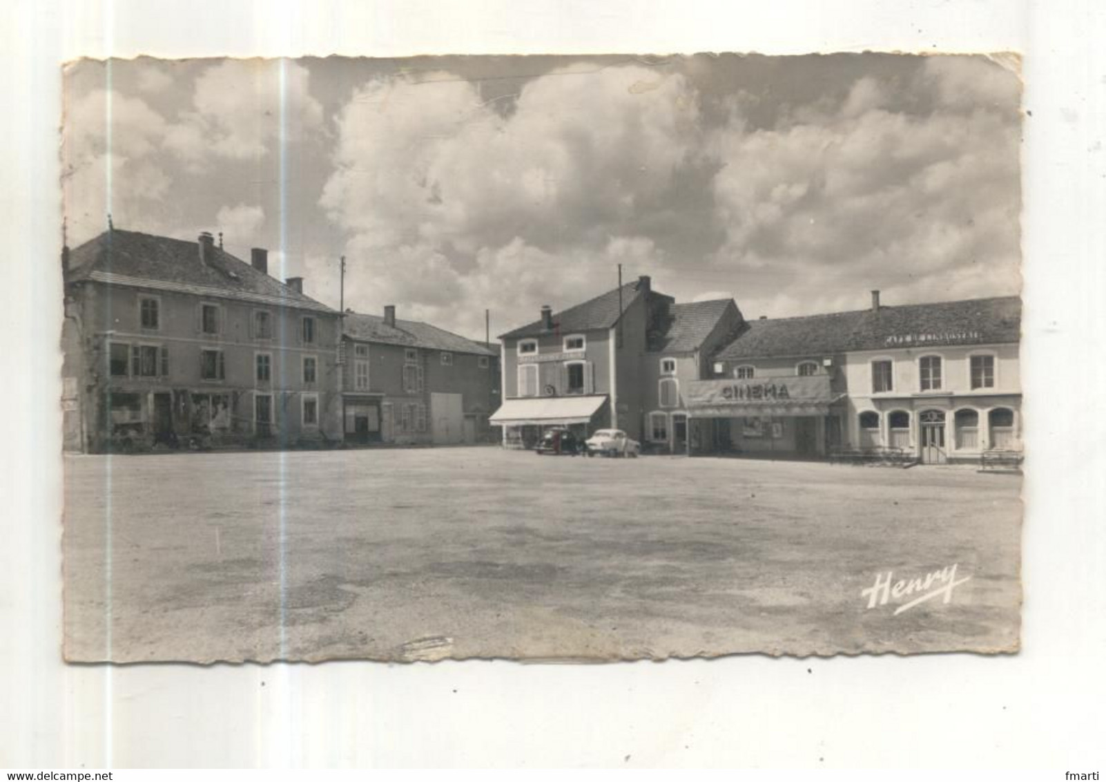 3. Liffol Le Grand, La Place D'Armes (CP Vendue Dans L'état) - Liffol Le Grand