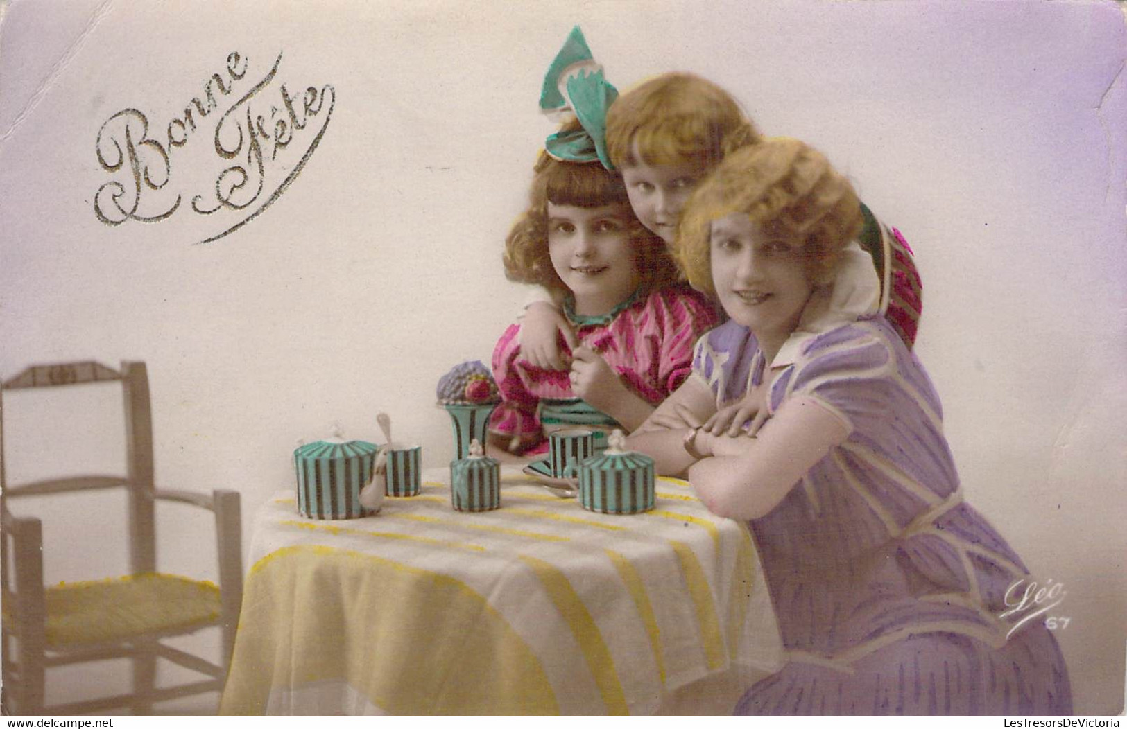 CPA  Femme Pose Avec Ses Deux Enfants - Table - Service à Café - Groupes D'enfants & Familles