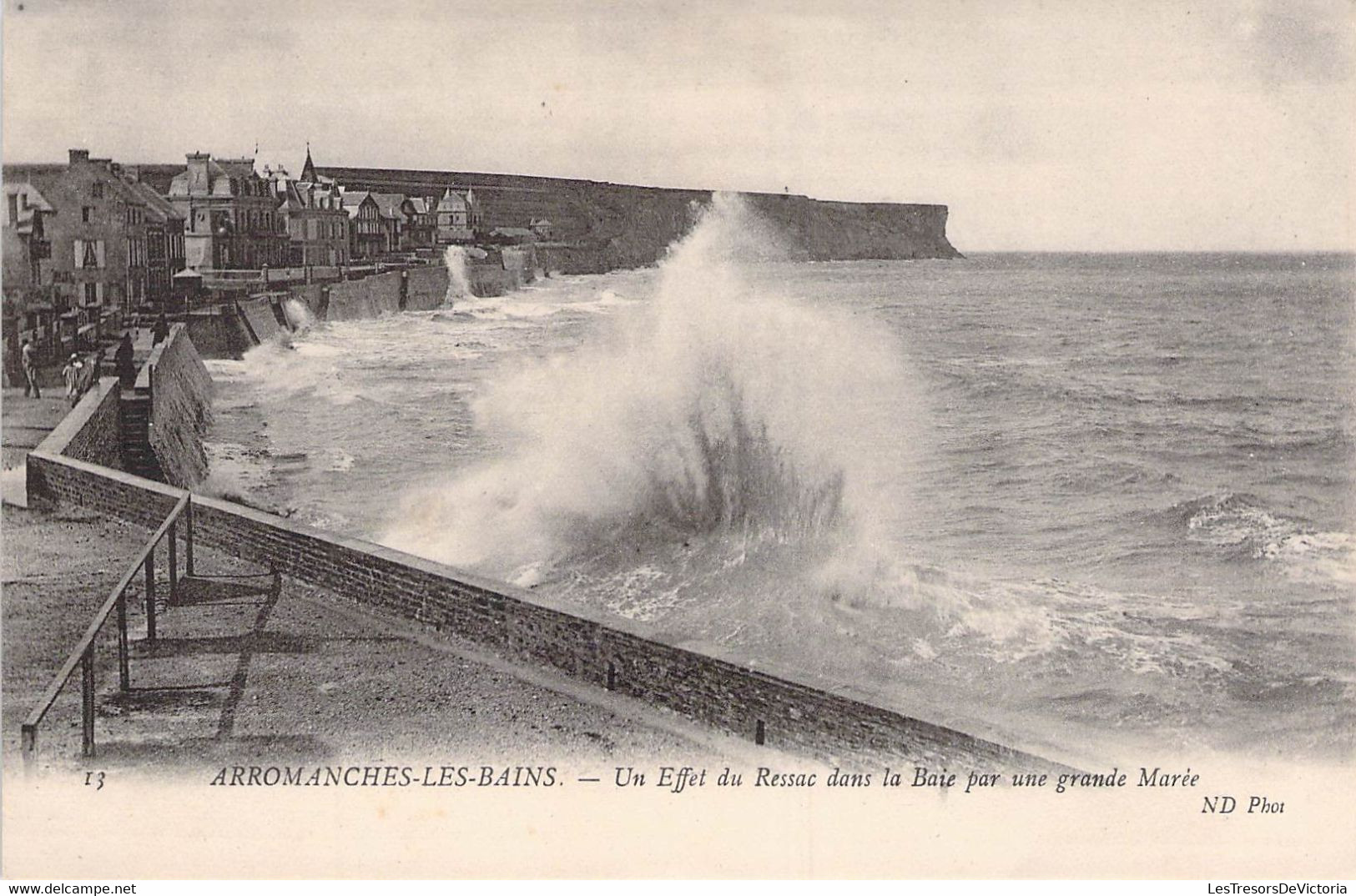 CPA ARROMANCHES LES BAINS - Un Effet Du Ressac Dans La Baie Par Une Grande Marée - Falaise - Vague - Arromanches