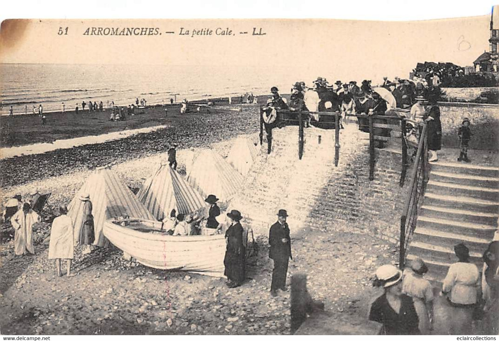 Arromanches           14      La Petite Cale    Baigneurs, Tente De Plage Et Bateau       (voir Scan) - Arromanches