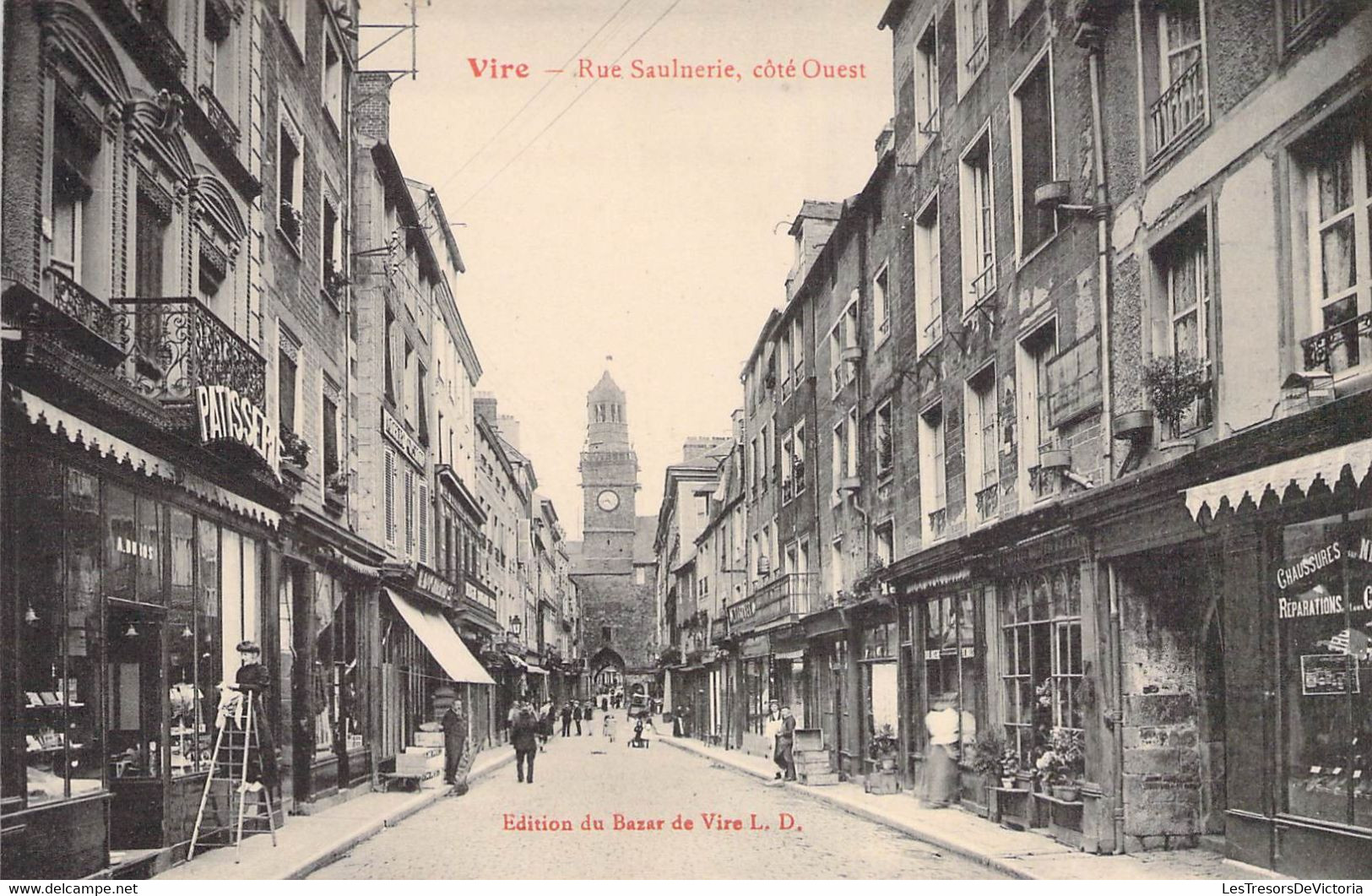 CPA Animée - VIRE - Rue Saulnerie, Côté Ouest - Passants - Vire