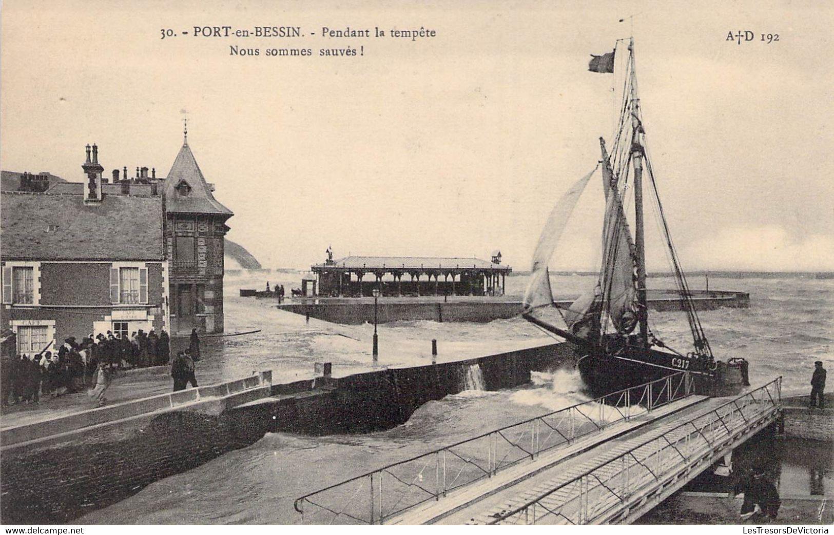 CPA - PORT EN BESSIN - Pendant La Tempête - Bateau - Voilier - Vague - Port-en-Bessin-Huppain