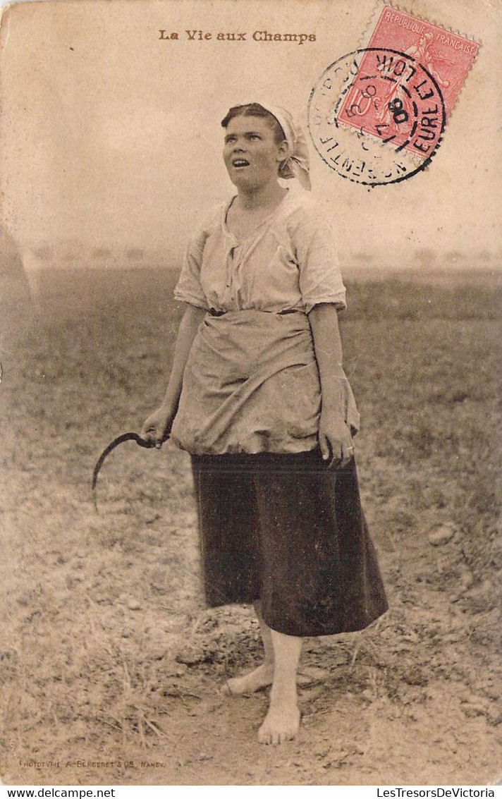 CPA - Agriculture - Femme Avec Une Serpe à La Main - La Vie Au Champs - Pieds Nus - Cultivation