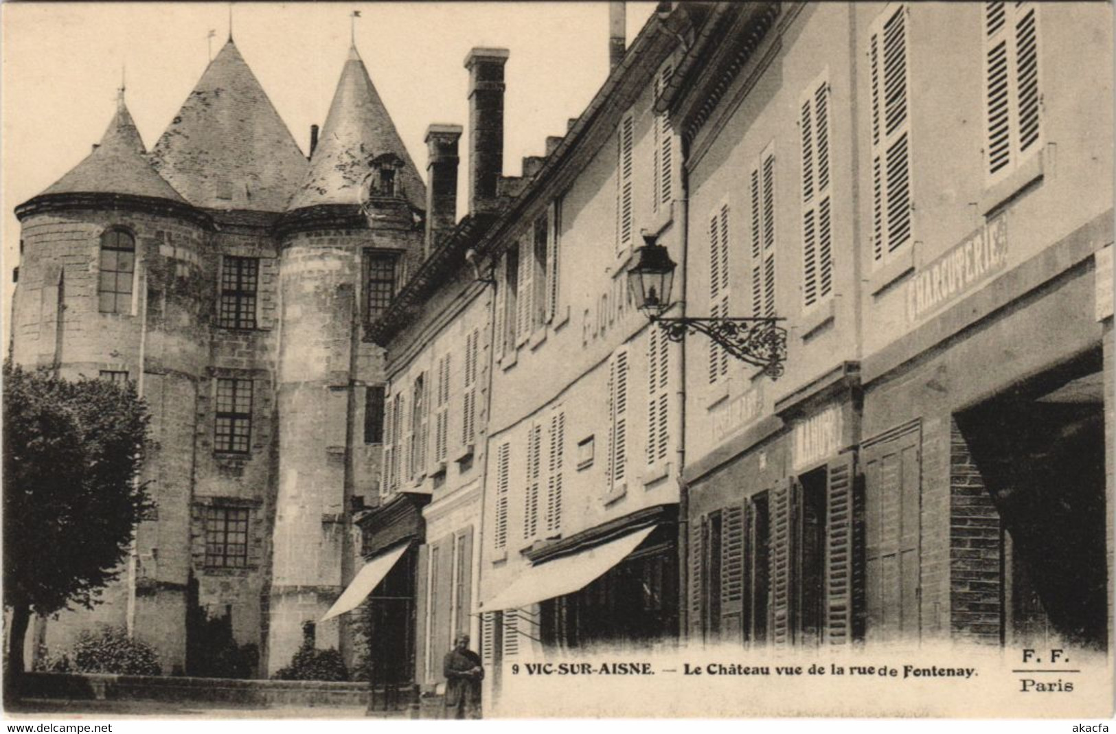 CPA VIC-SUR-AISNE Le Chateau Vue De La Rue (158285) - Vic Sur Aisne