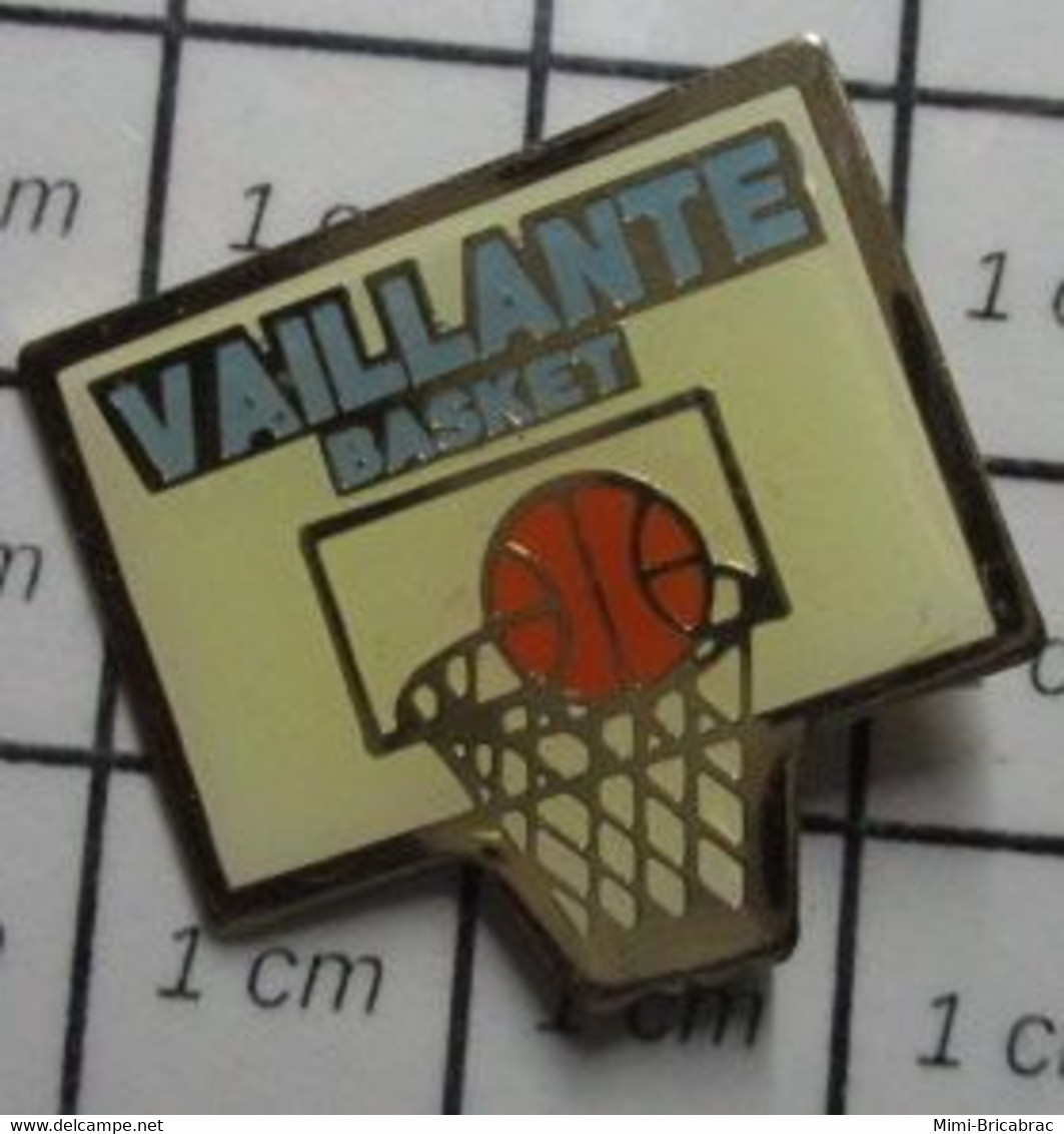 3119 Pin's Pins / Beau Et Rare / THEME : SPORTS / BASKET PANIER BALLON CLUB VAILLANTE - Basketball