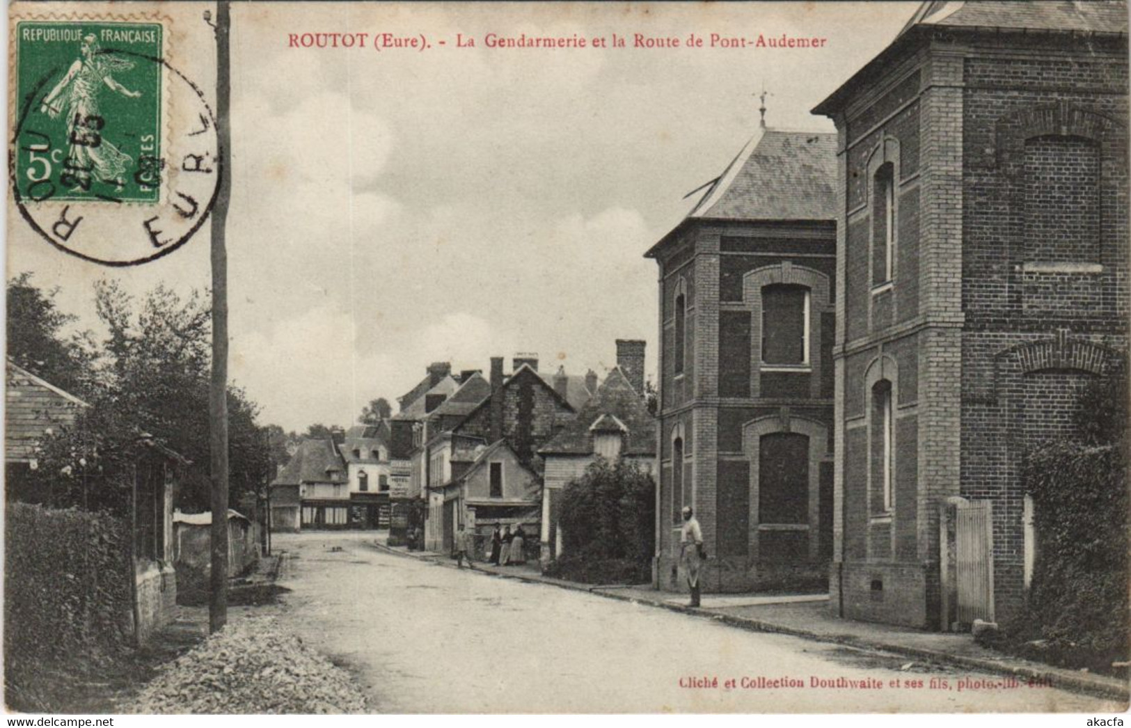 CPA ROUTOT - La Gendarmerie Et La Route De PONT-AUDEMER (160582) - Routot