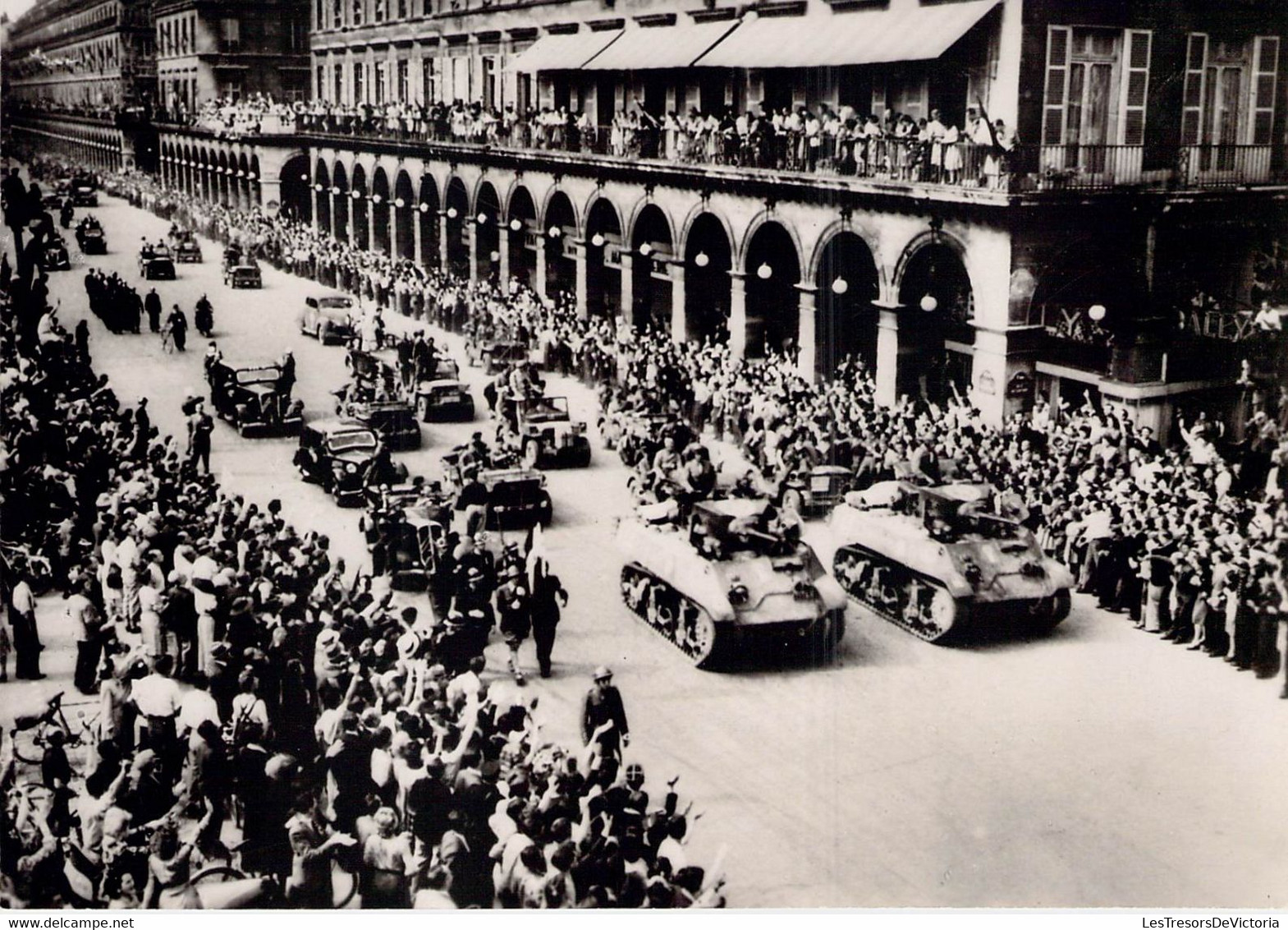 CP - Défilé Des Troupes De L'armée LECLERC - Rue De Rivoli - Paris - Chars - Véhicules Anciens - Guerra 1939-45