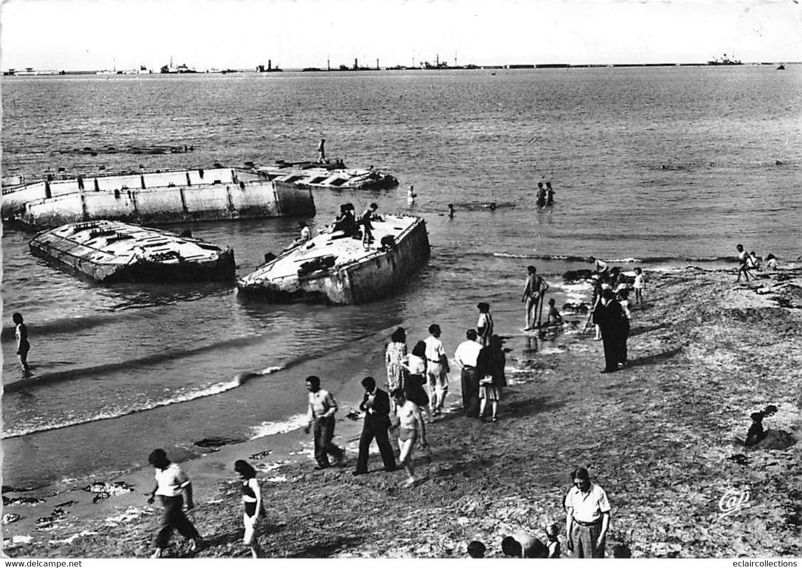 Arromanches           14        Port De La Libération  Epaves Et Digue    (voir Scan) - Arromanches