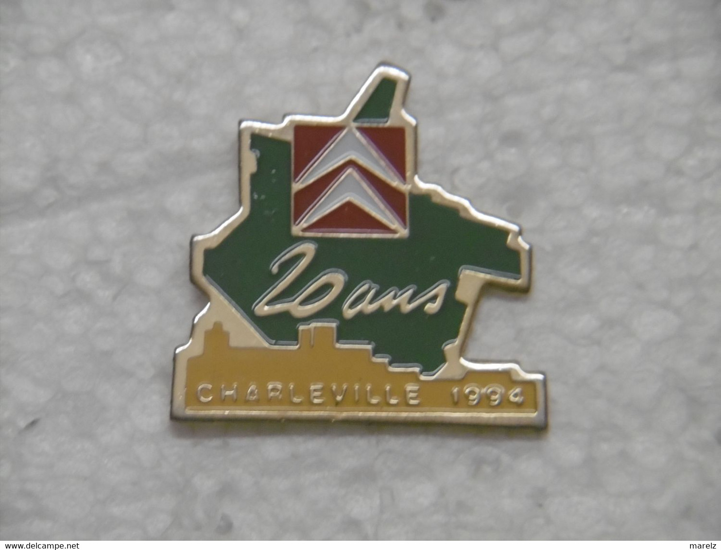 Pin's Automobiles CITROËN à 20 Ans Ville CHARLEVILLE 1994 - Pins Carte Département O8 ARDENNES - Pin Logo Citroën - Citroën