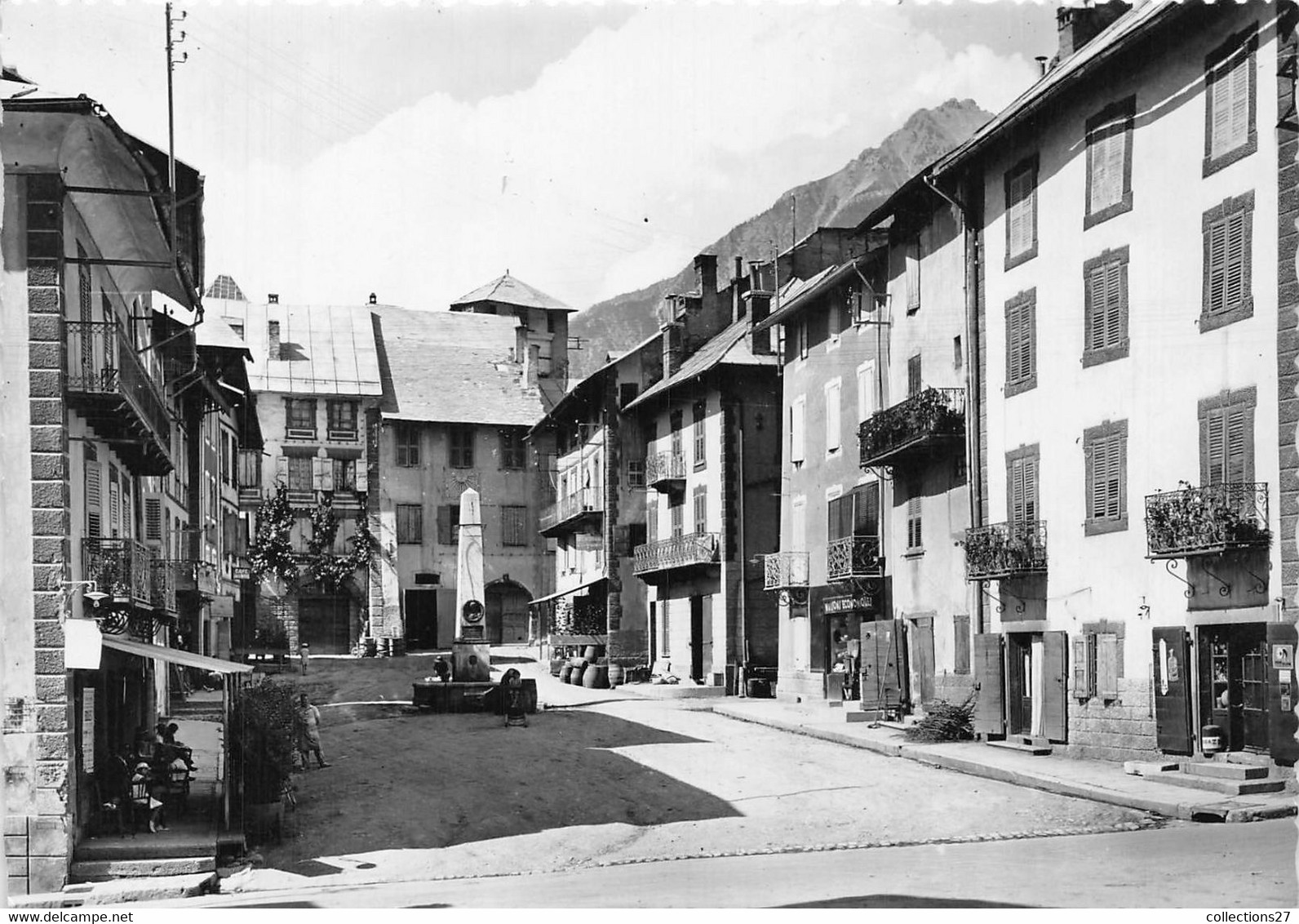 05-GUILLESTRE- LA PLACE ET LA FONTAINE - Guillestre